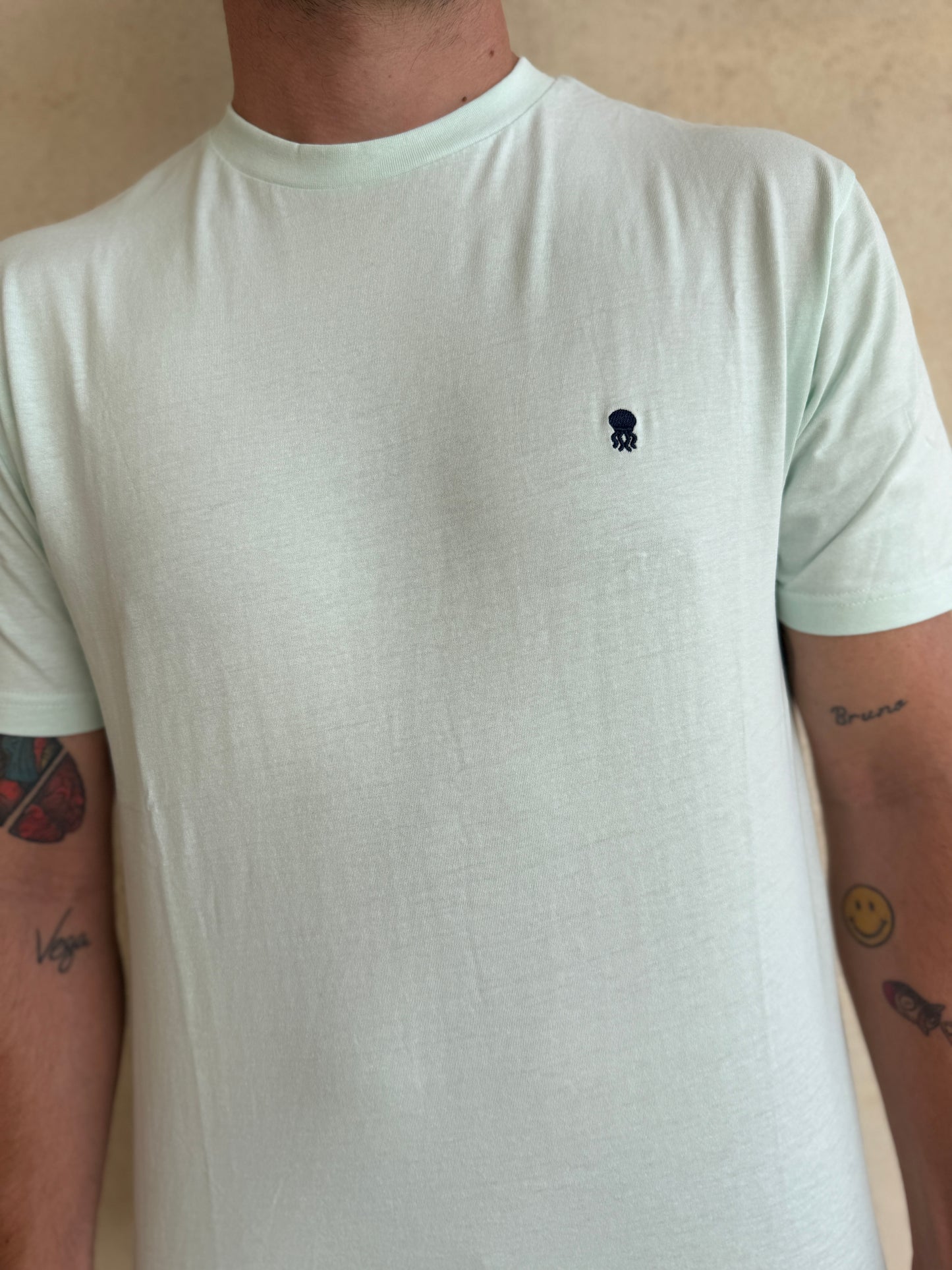 CAMISETA AGUA MARINA CON CUELLO REDONDO Y BORDADO MEDUSA