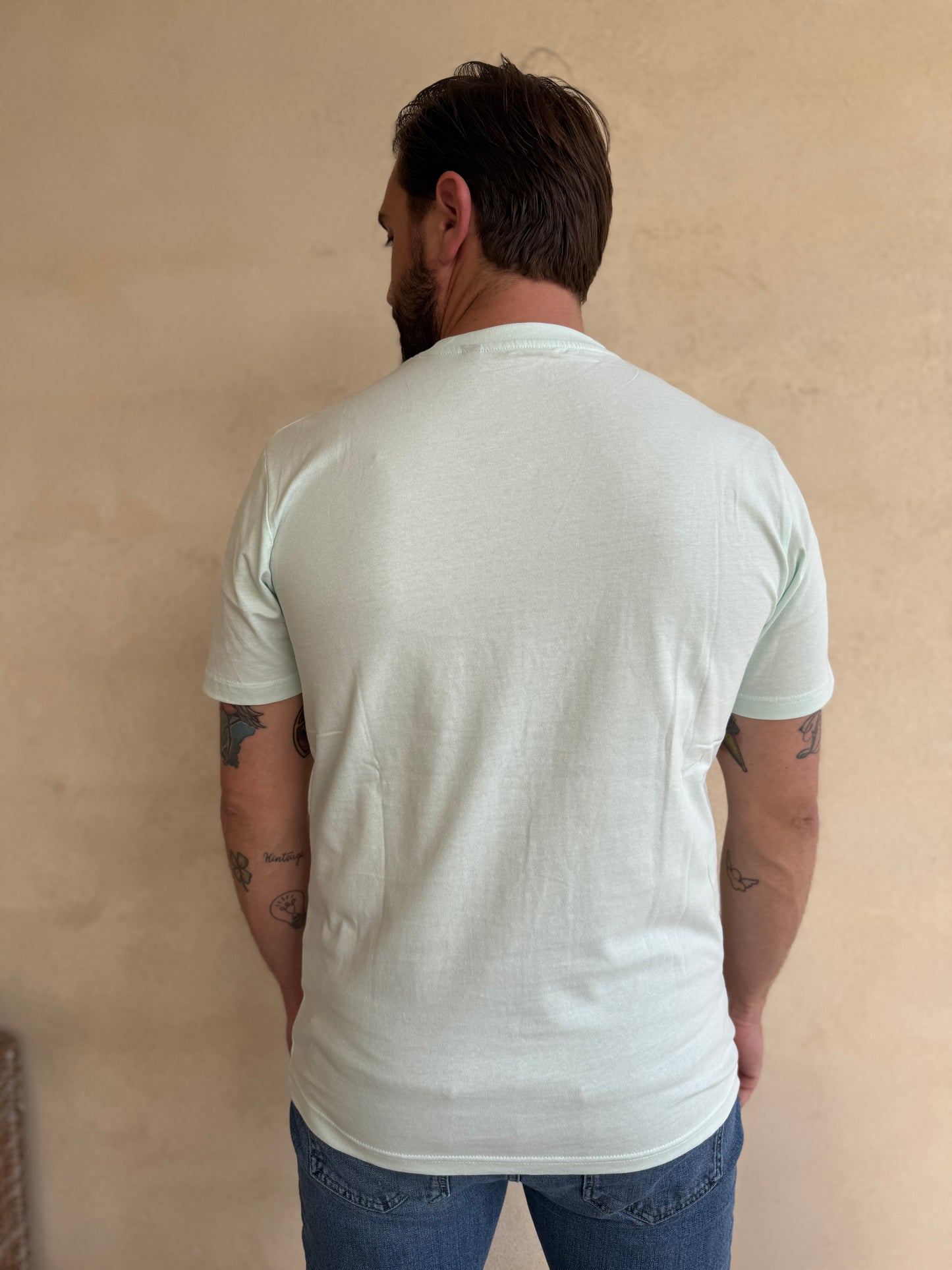 CAMISETA AGUA MARINA CON CUELLO REDONDO Y BORDADO MEDUSA