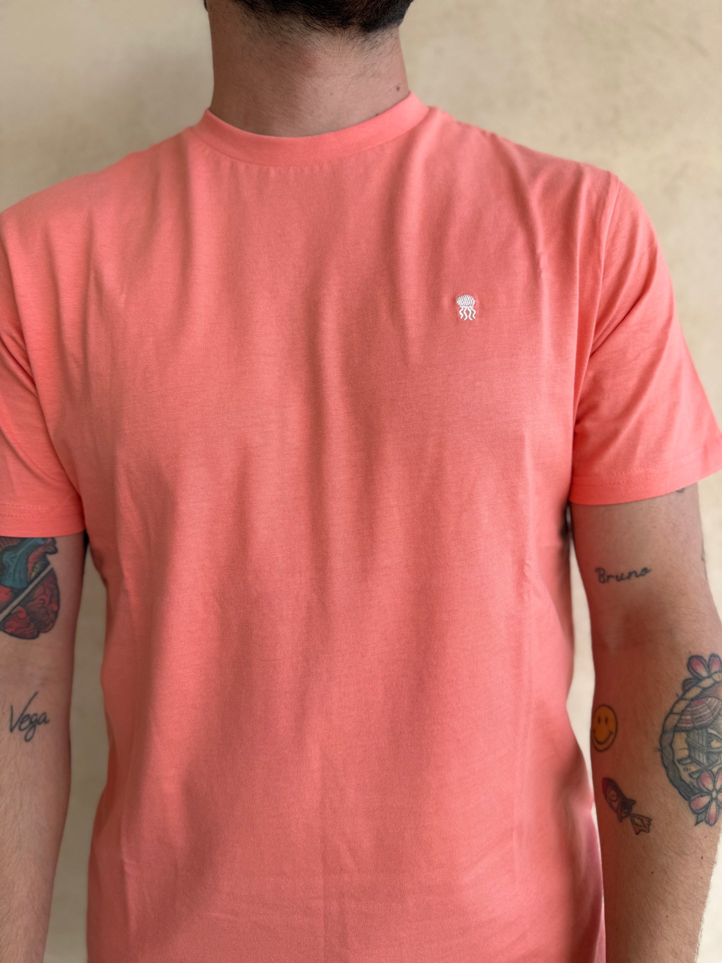 CAMISETA CORAL CON CUELLO REDONDO Y BORDADO MEDUSA