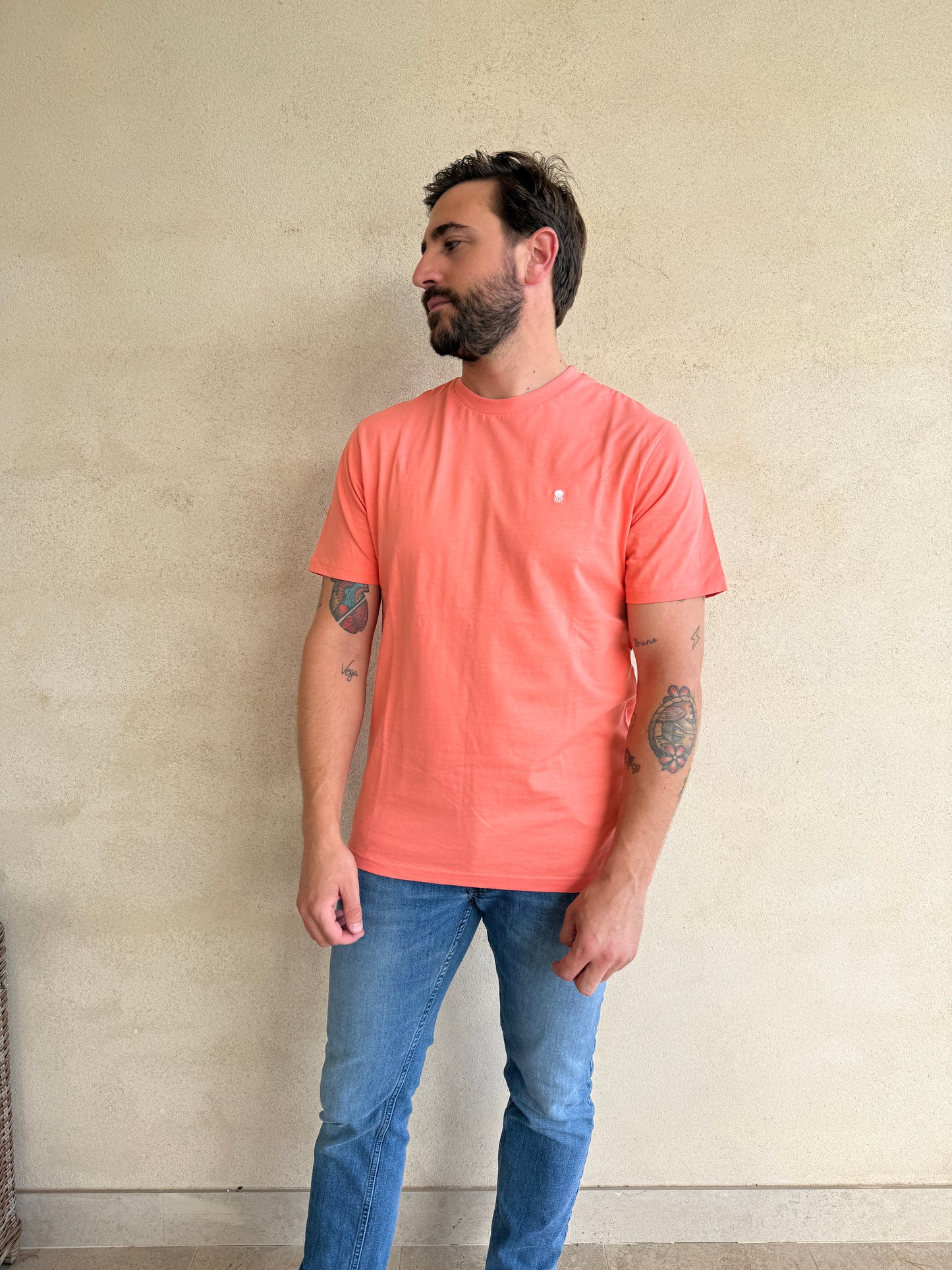 CAMISETA CORAL CON CUELLO REDONDO Y BORDADO MEDUSA