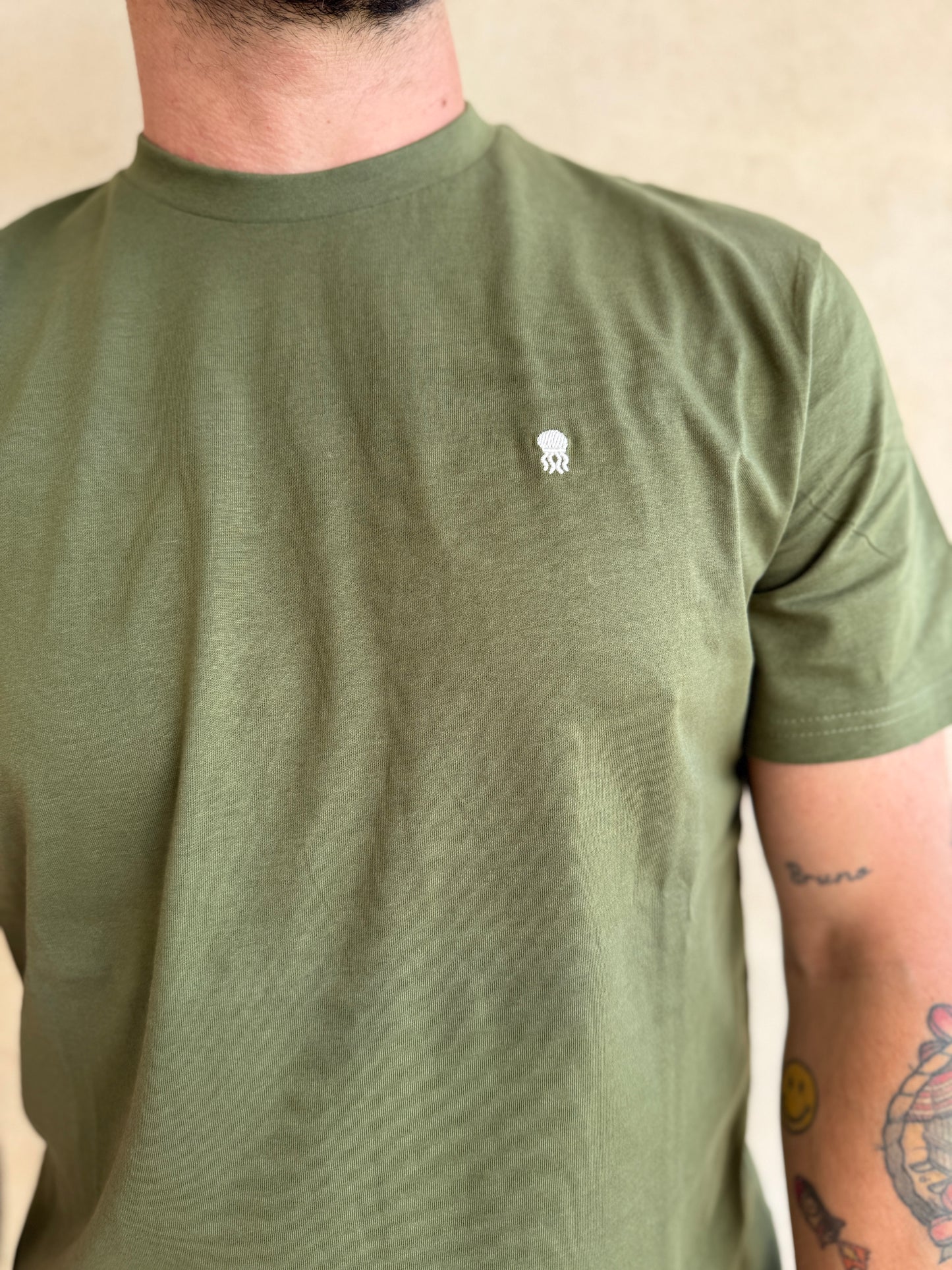 CAMISETA KHAKI CON CUELLO REDONDO Y BORDADO MEDUSA