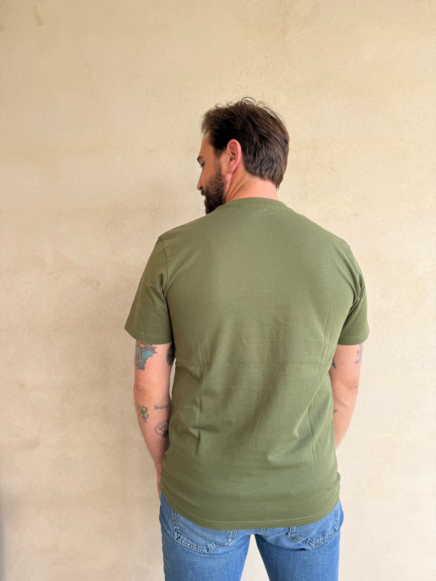 CAMISETA KHAKI CON CUELLO REDONDO Y BORDADO MEDUSA