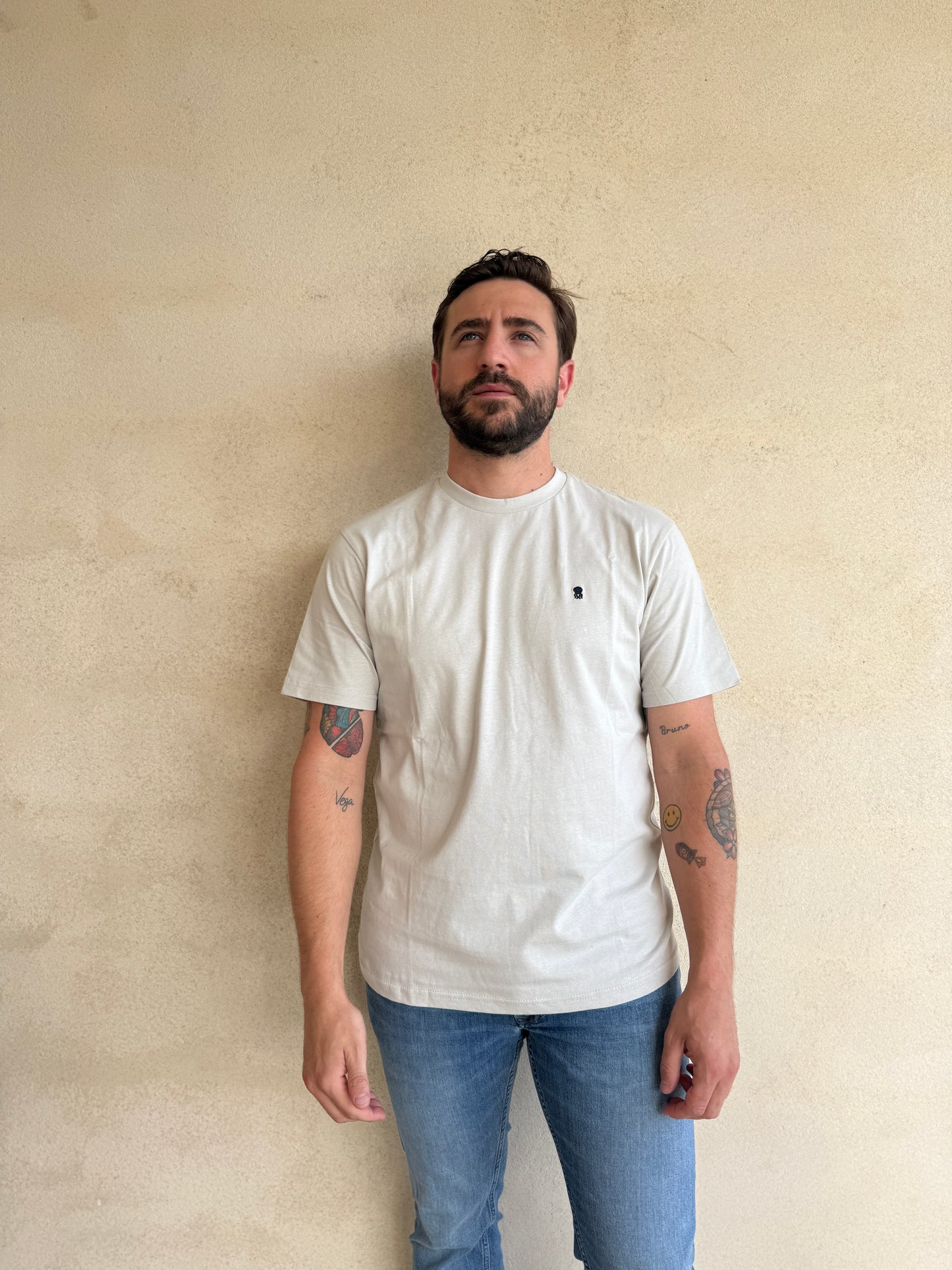 CAMISETA GRIS CLARITO CON CUELLO REDONDO Y BORDADO MEDUSA