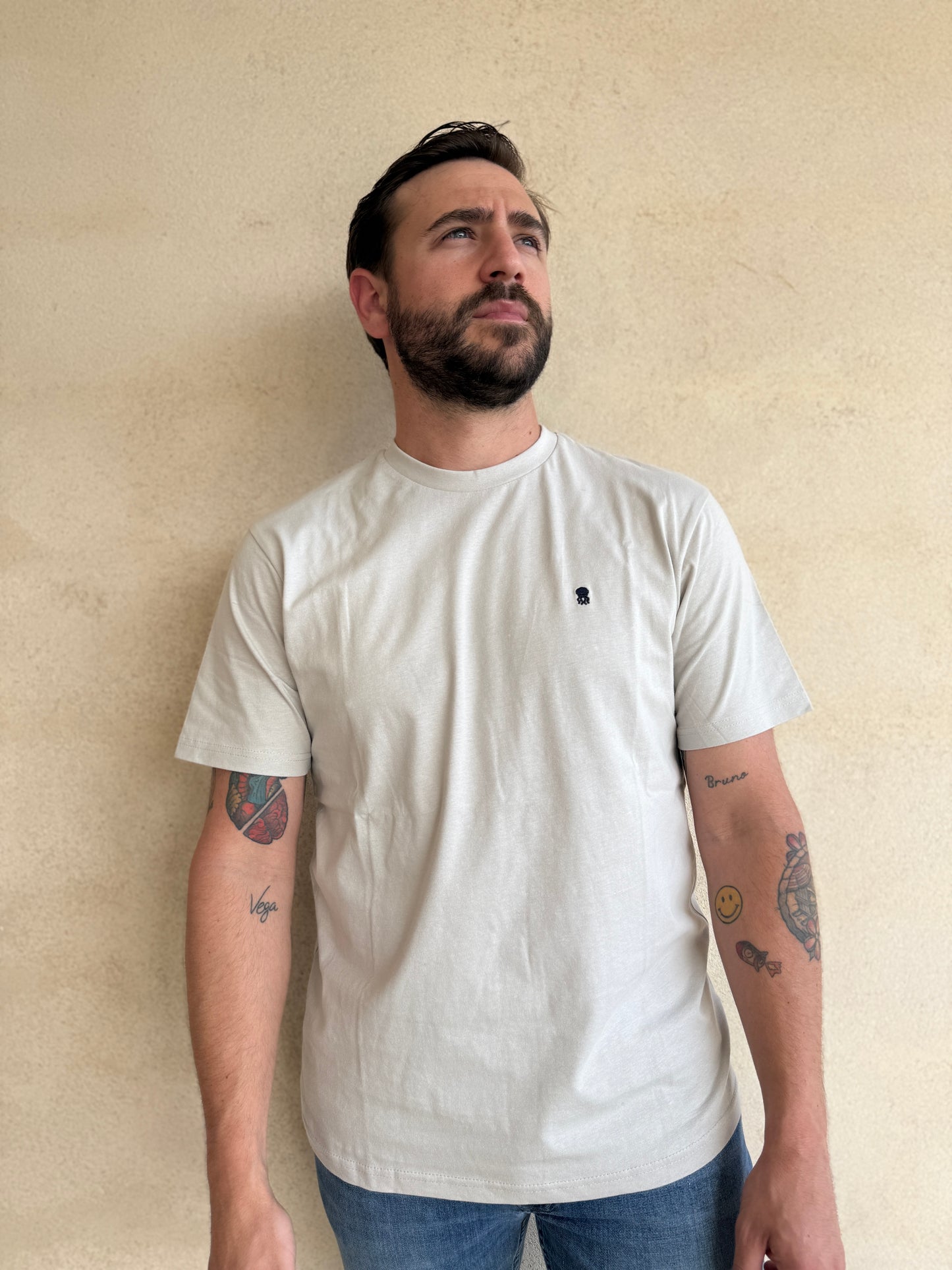 PACK DE DOS CAMISETAS ROJA Y GRIS CLARITO CON LOGO MEDUSA BORDADO