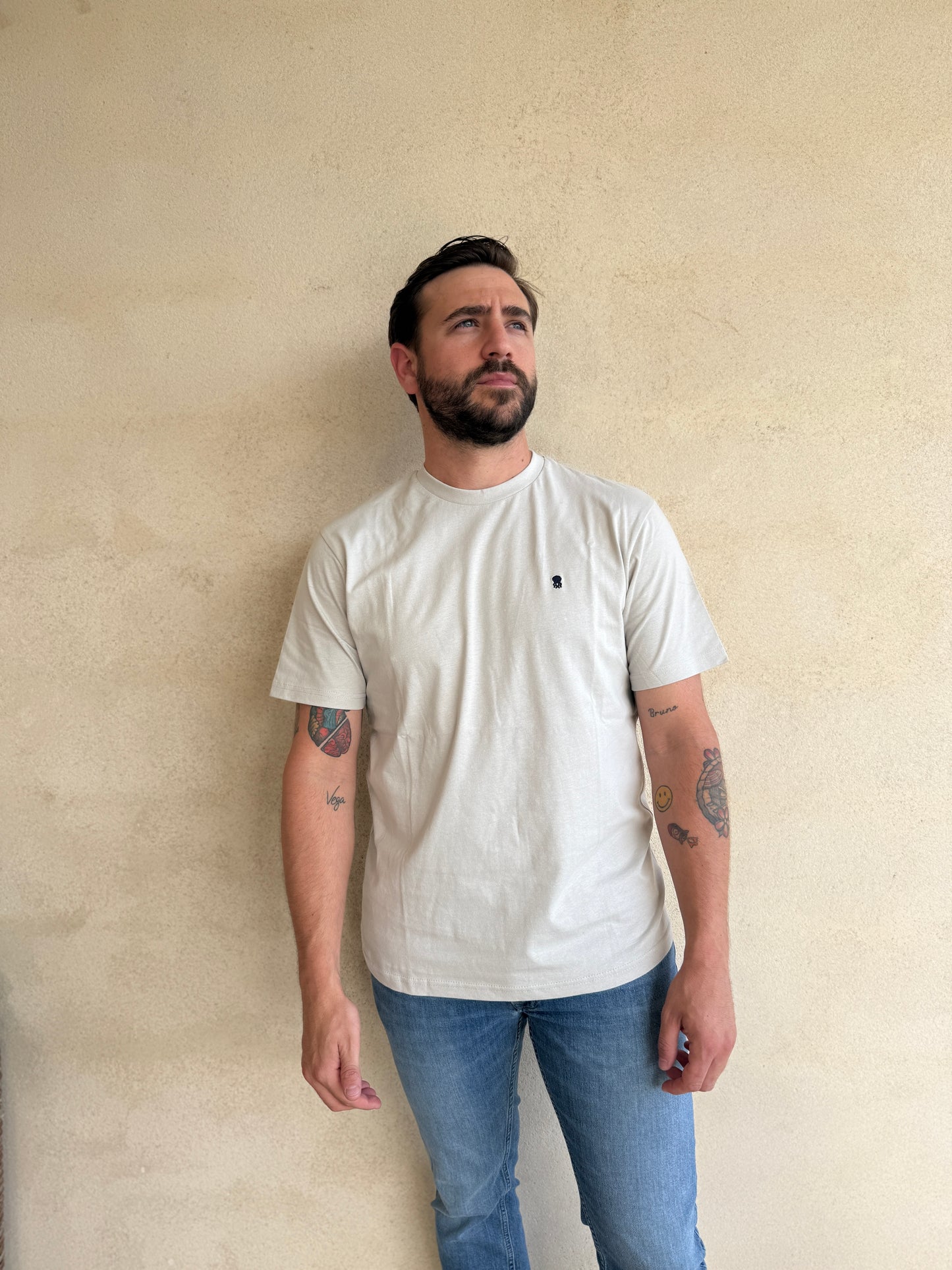 CAMISETA GRIS CLARITO CON CUELLO REDONDO Y BORDADO MEDUSA