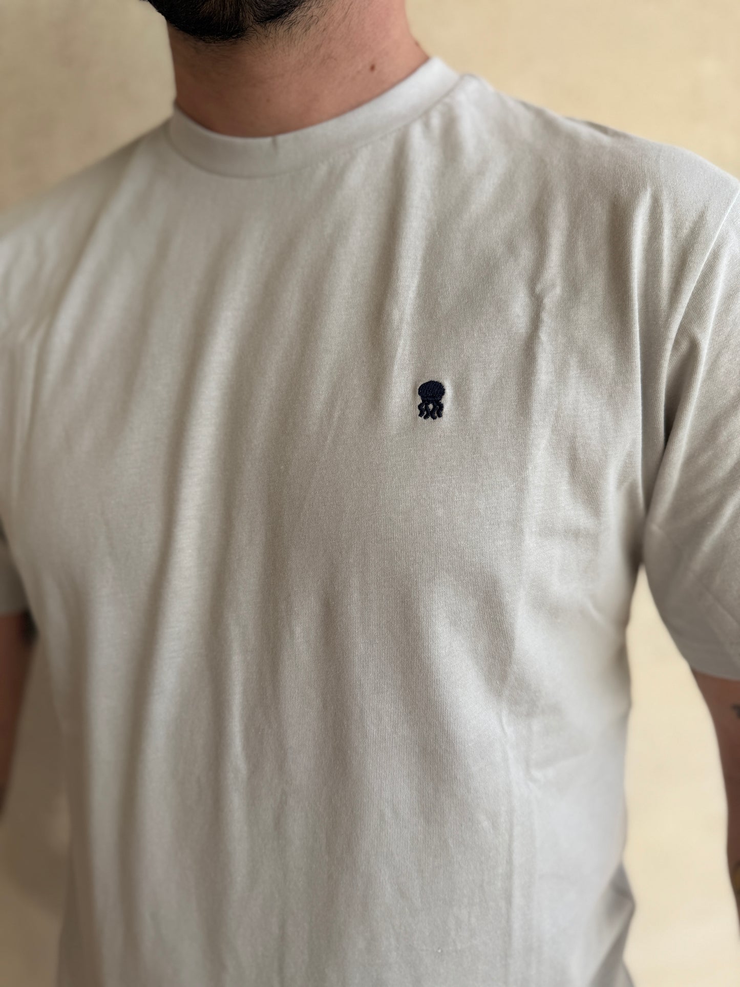 CAMISETA GRIS CLARITO CON CUELLO REDONDO Y BORDADO MEDUSA