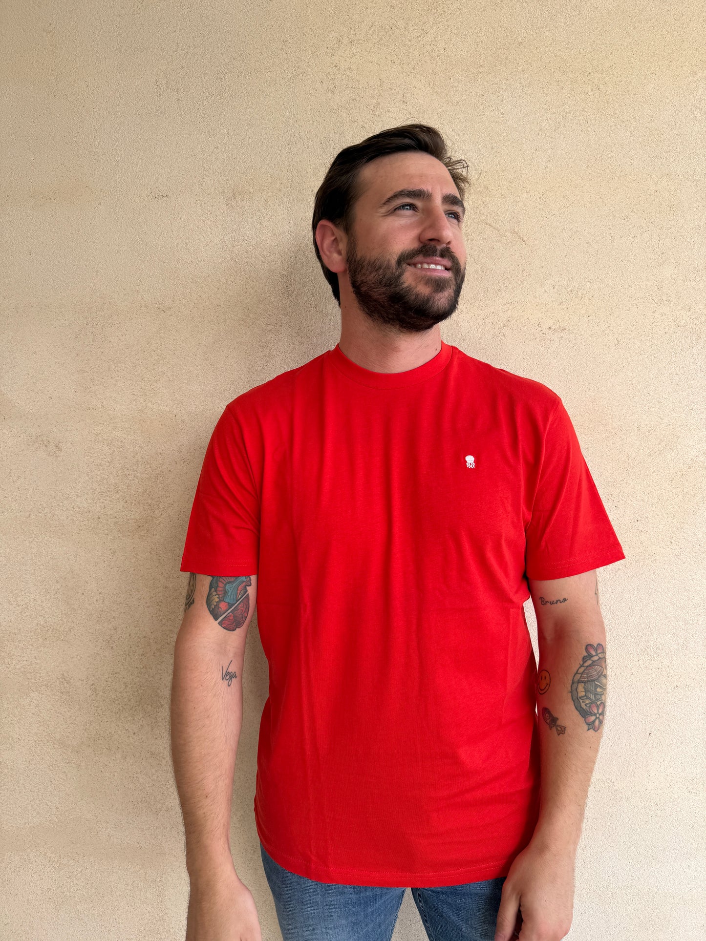 CAMISETA ROJA CON CUELLO REDONDO Y BORDADO MEDUSA