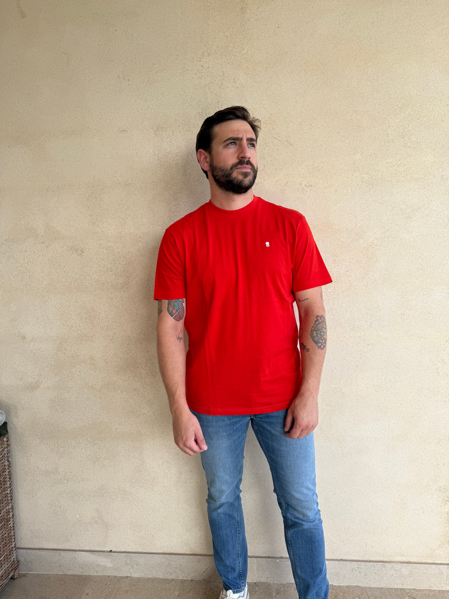 CAMISETA ROJA CON CUELLO REDONDO Y BORDADO MEDUSA
