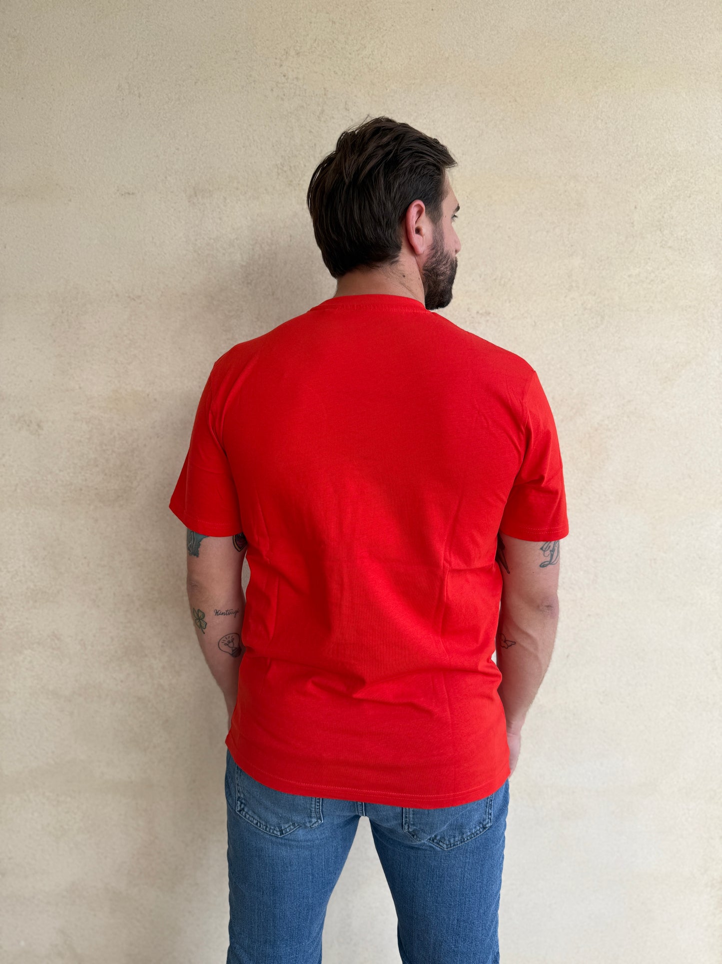 CAMISETA ROJA CON CUELLO REDONDO Y BORDADO MEDUSA