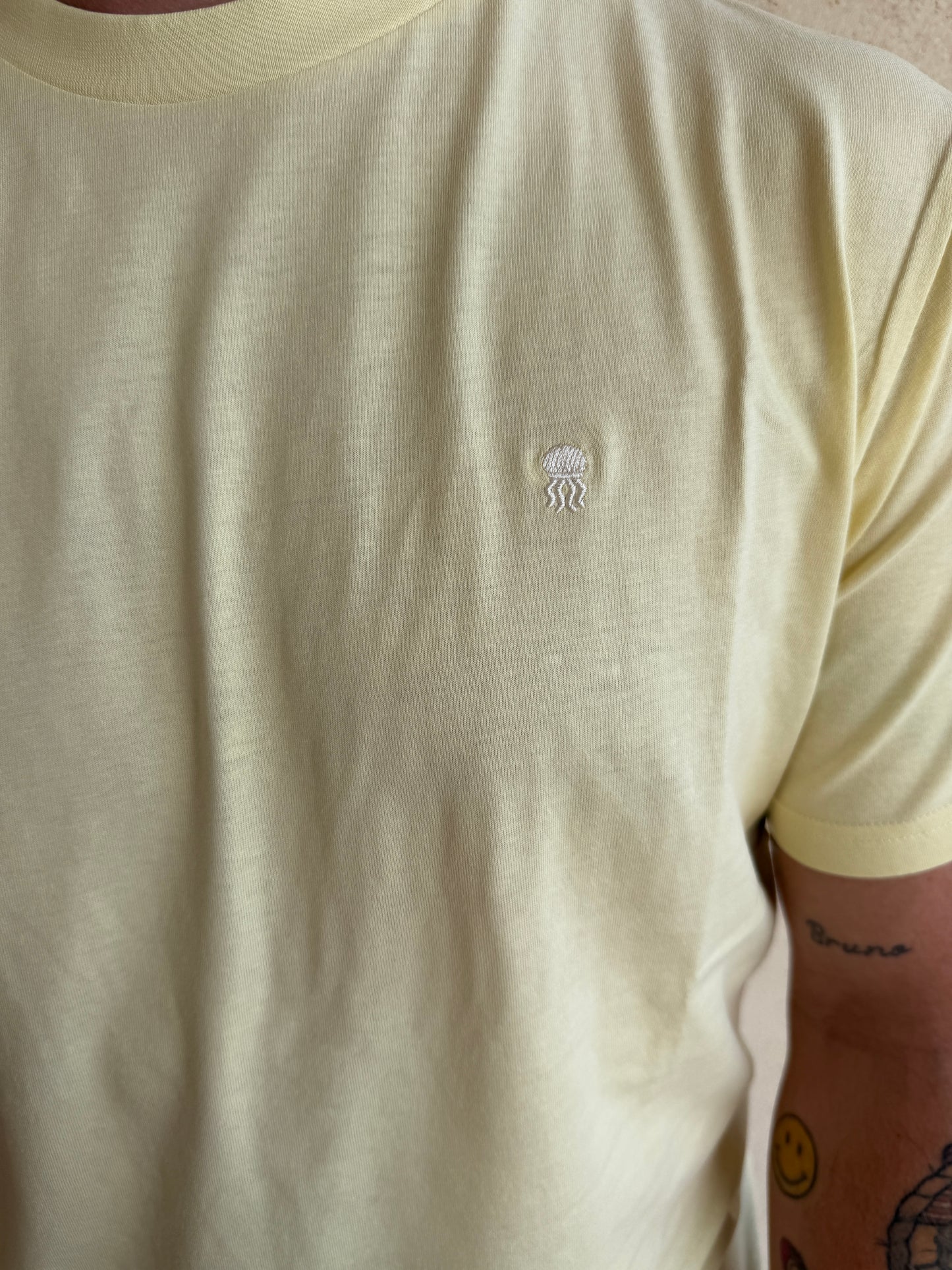 CAMISETA DOBLE CREMA CON CUELLO REDONDO Y BORDADO MEDUSA