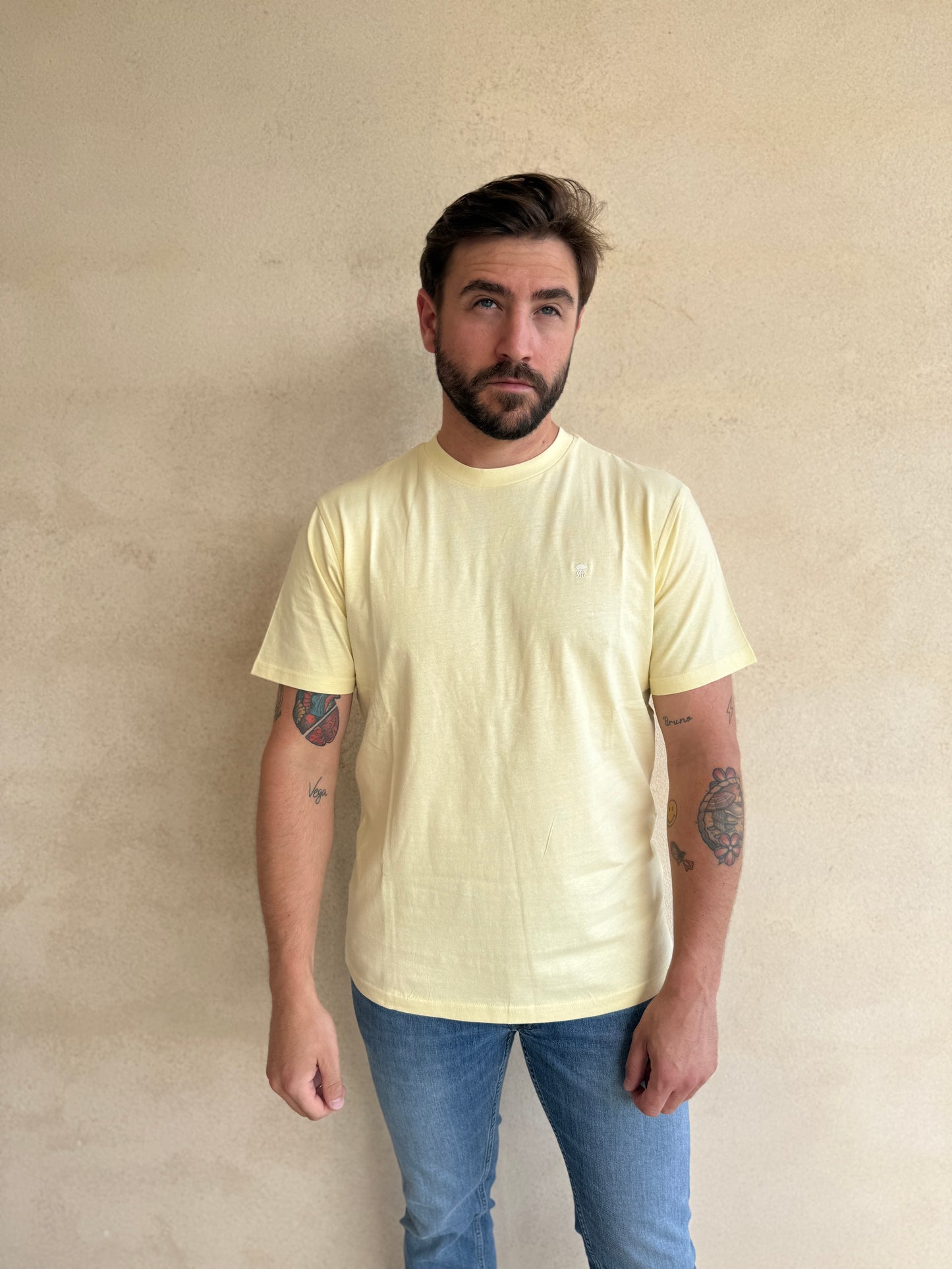 CAMISETA DOBLE CREMA CON CUELLO REDONDO Y BORDADO MEDUSA