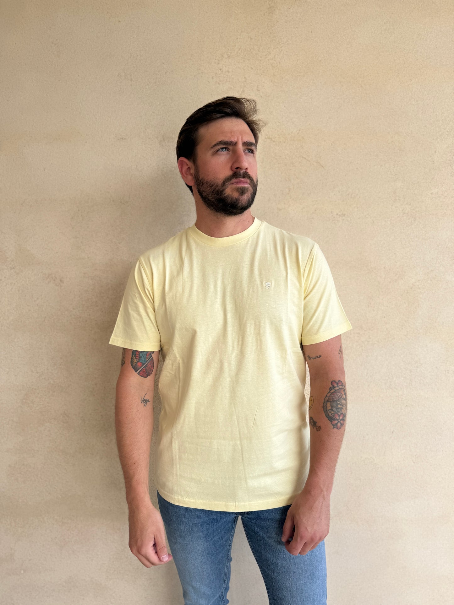 CAMISETA DOBLE CREMA CON CUELLO REDONDO Y BORDADO MEDUSA