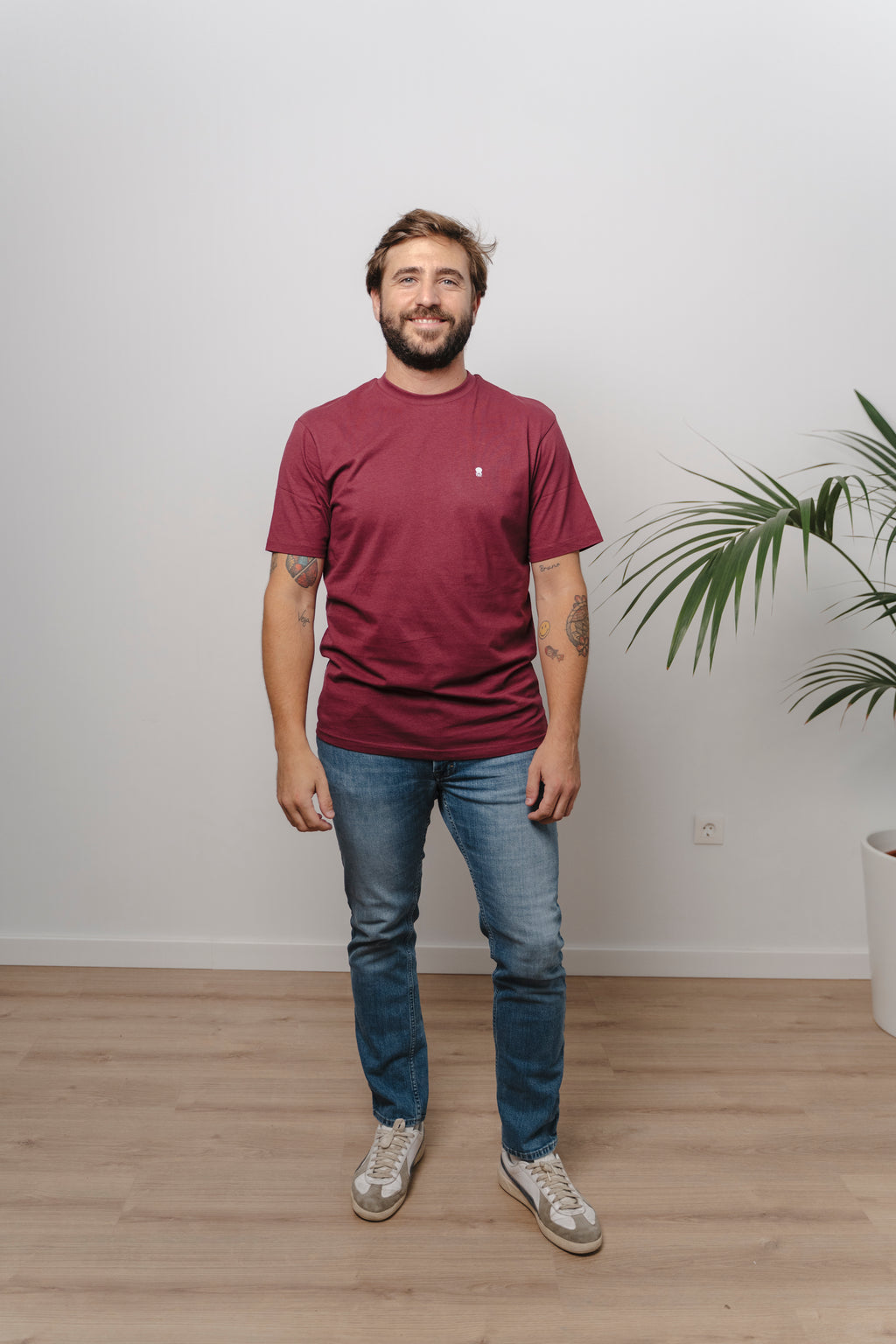 CAMISETA BURDEOS CON CUELLO REDONDO Y BORDADO MEDUSA