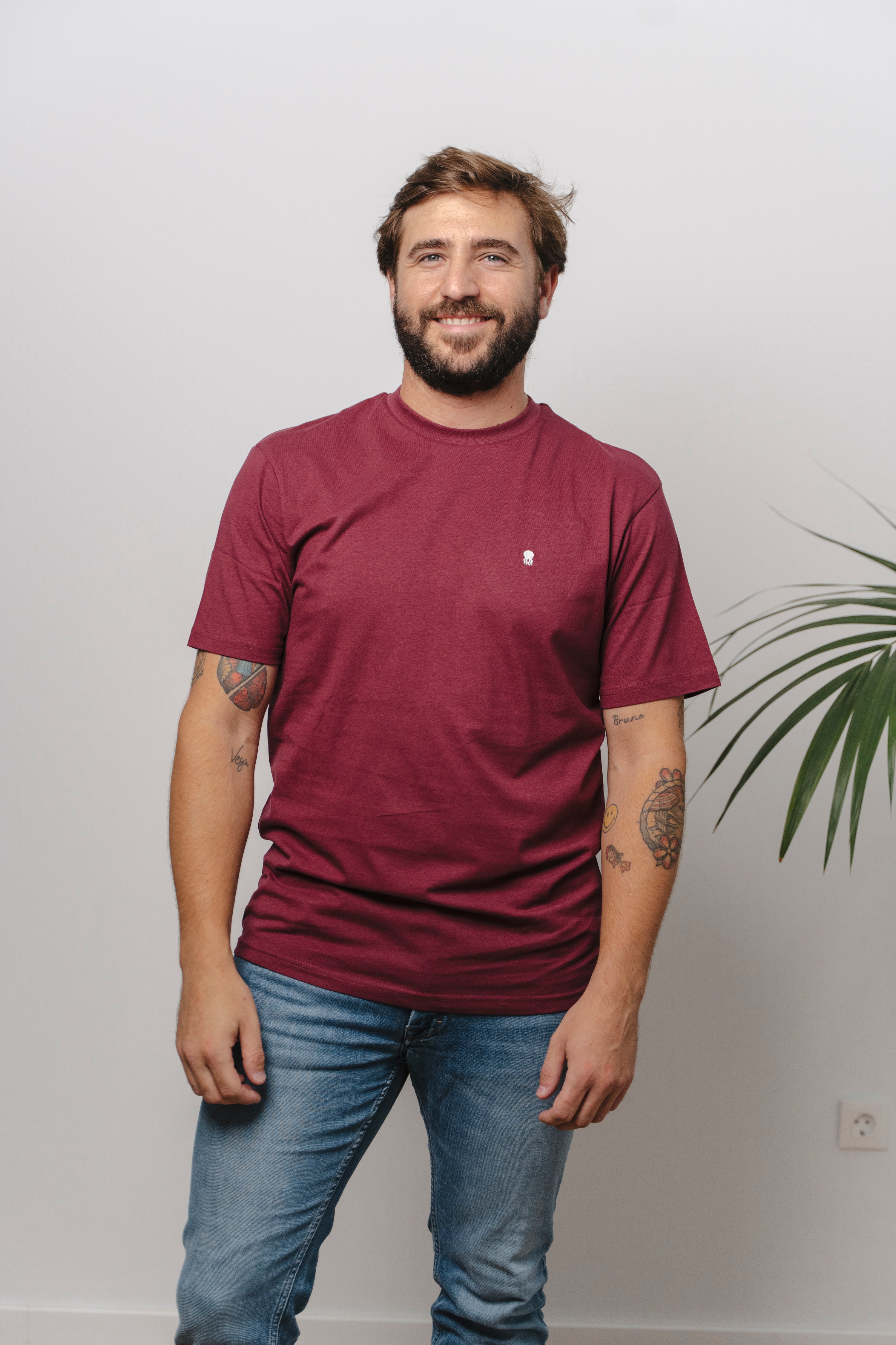 CAMISETA BURDEOS CON CUELLO REDONDO Y BORDADO MEDUSA