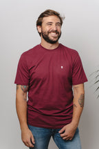 CAMISETA BURDEOS CON CUELLO REDONDO Y BORDADO MEDUSA