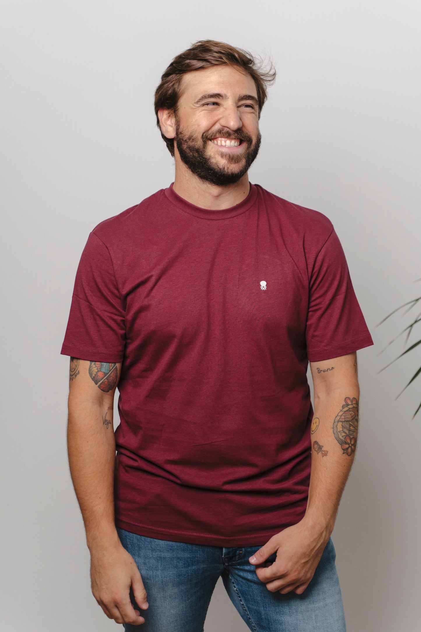 CAMISETA BURDEOS CON CUELLO REDONDO Y BORDADO MEDUSA