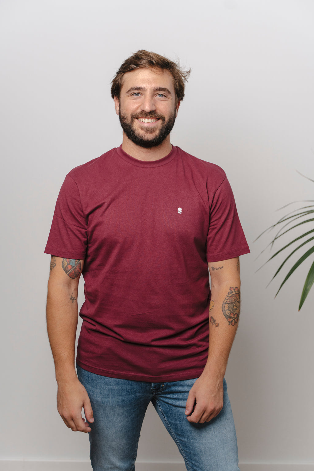 CAMISETA BURDEOS CON CUELLO REDONDO Y BORDADO MEDUSA