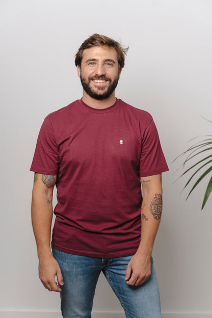 CAMISETA BURDEOS CON CUELLO REDONDO Y BORDADO MEDUSA