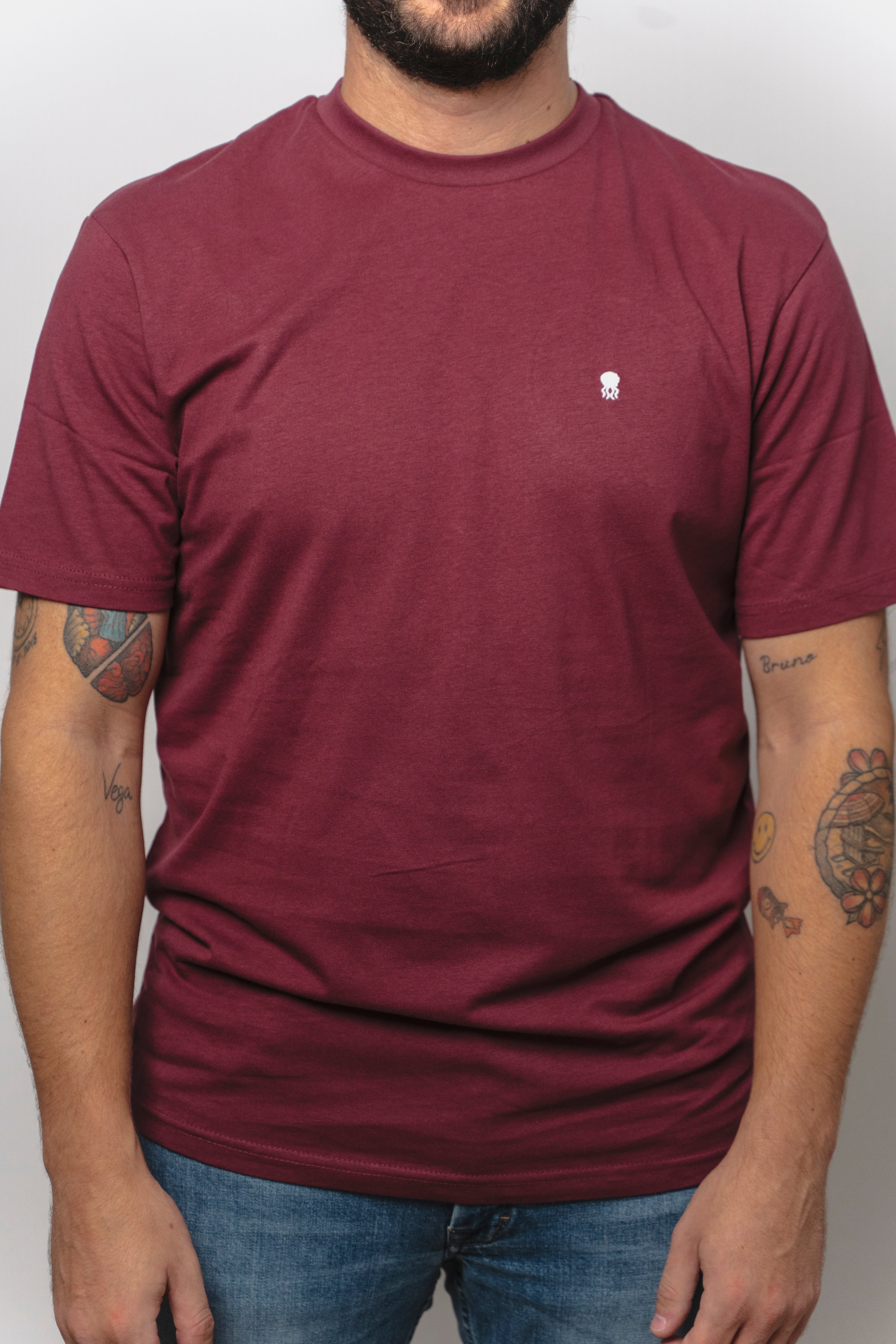 CAMISETA BURDEOS CON CUELLO REDONDO Y BORDADO MEDUSA