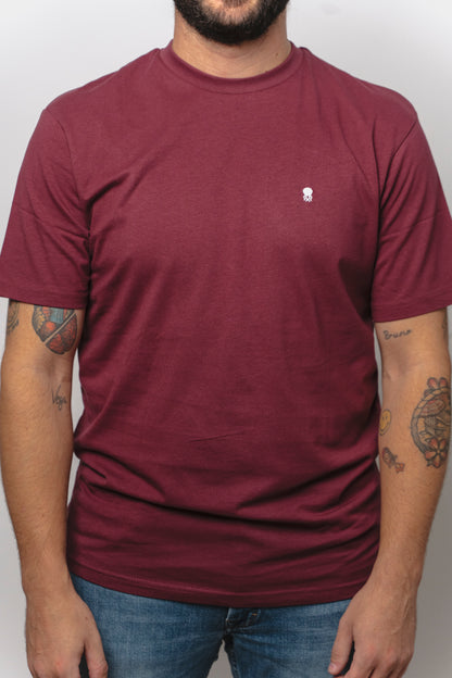 CAMISETA BURDEOS CON CUELLO REDONDO Y BORDADO MEDUSA