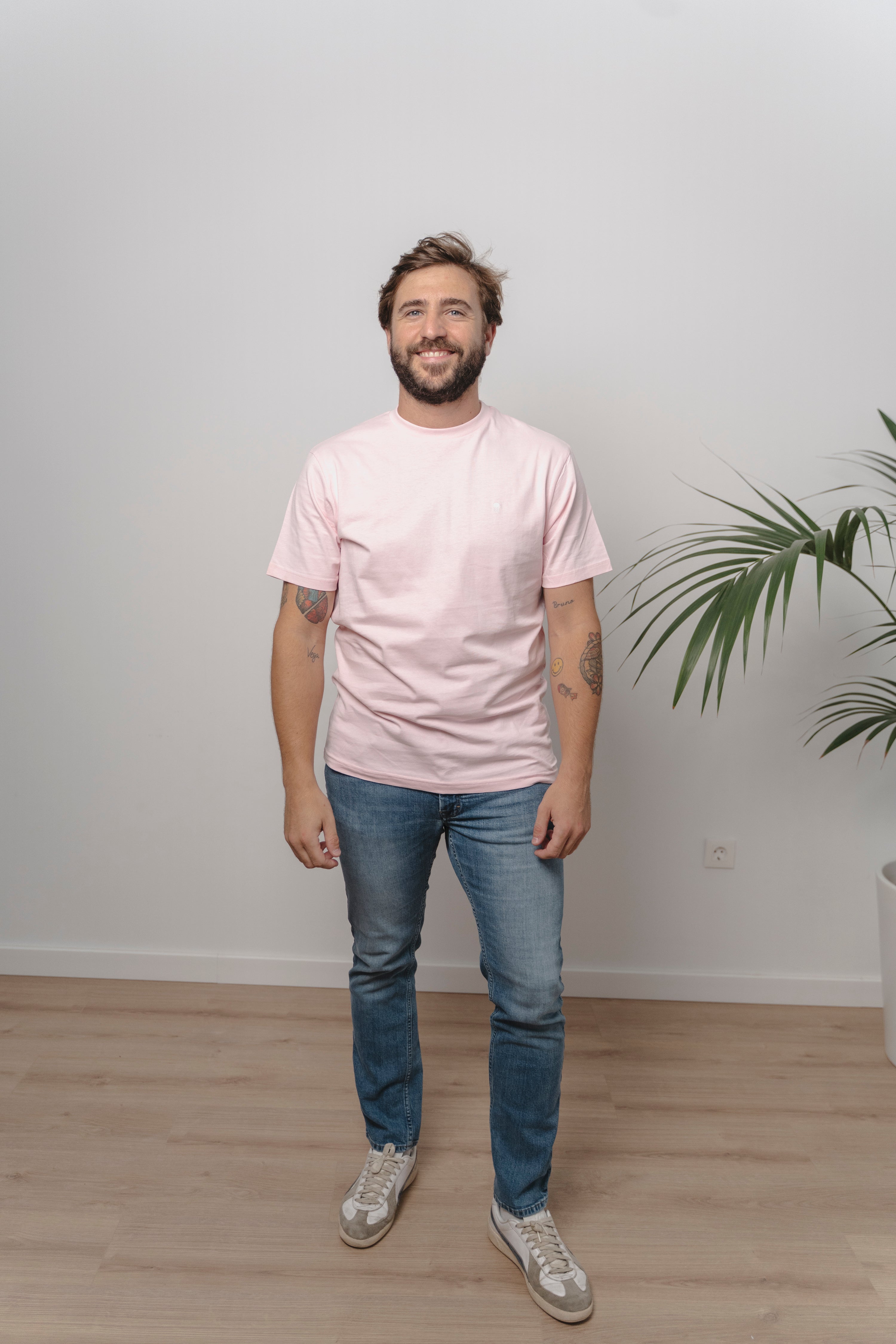 CAMISETA ROSA CON CUELLO REDONDO Y BORDADO MEDUSA