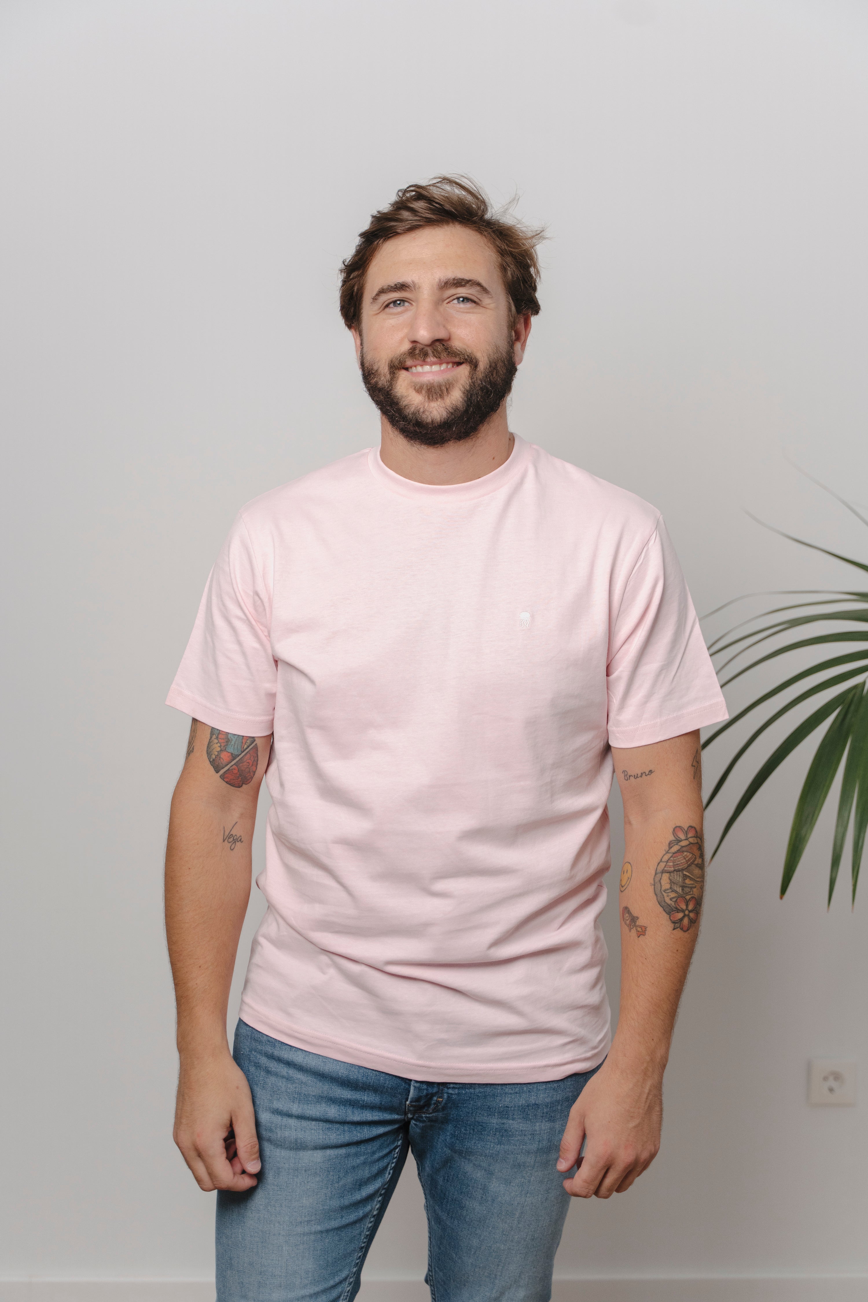 CAMISETA ROSA CON CUELLO REDONDO Y BORDADO MEDUSA