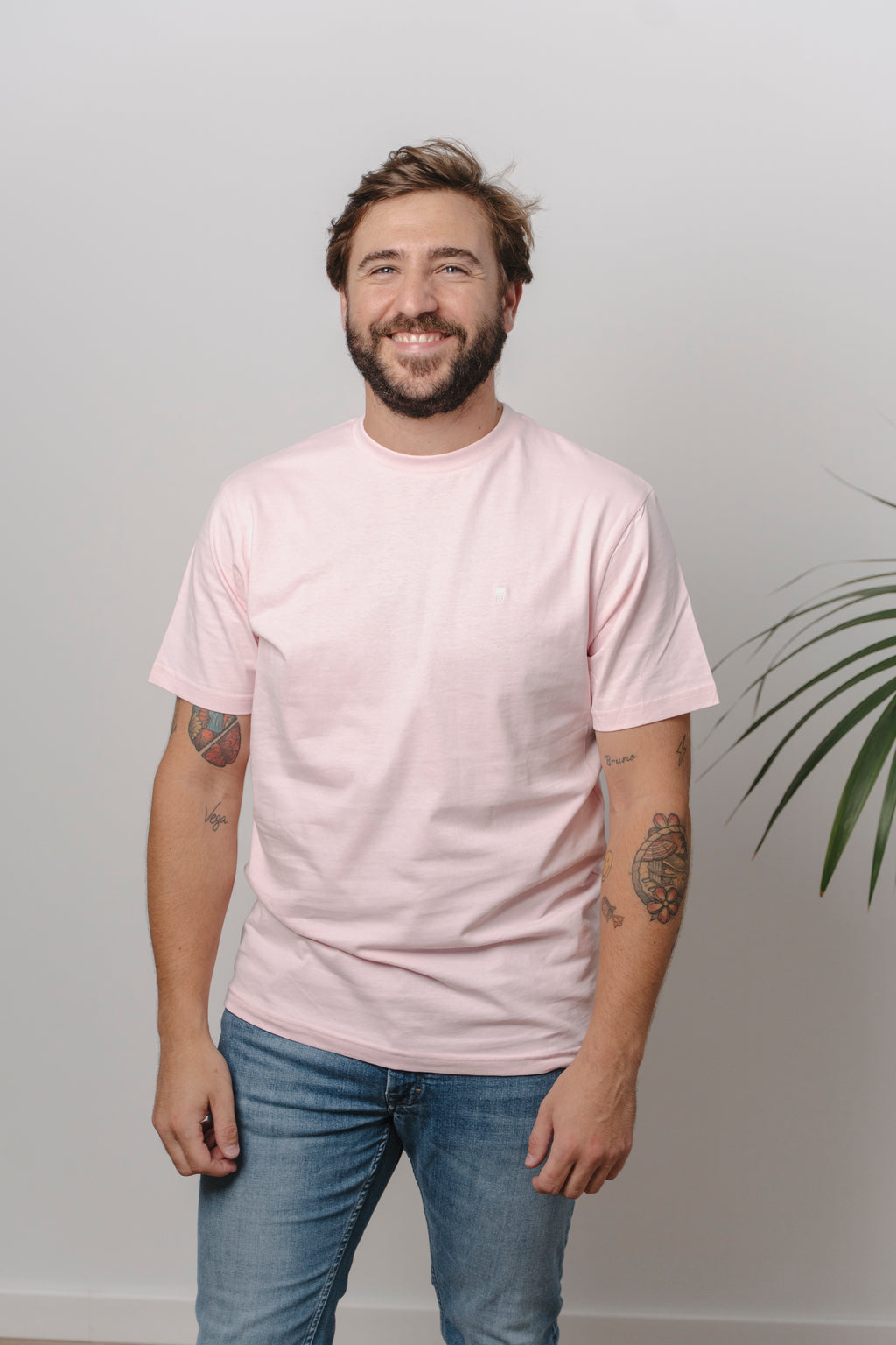 CAMISETA ROSA CON CUELLO REDONDO Y BORDADO MEDUSA