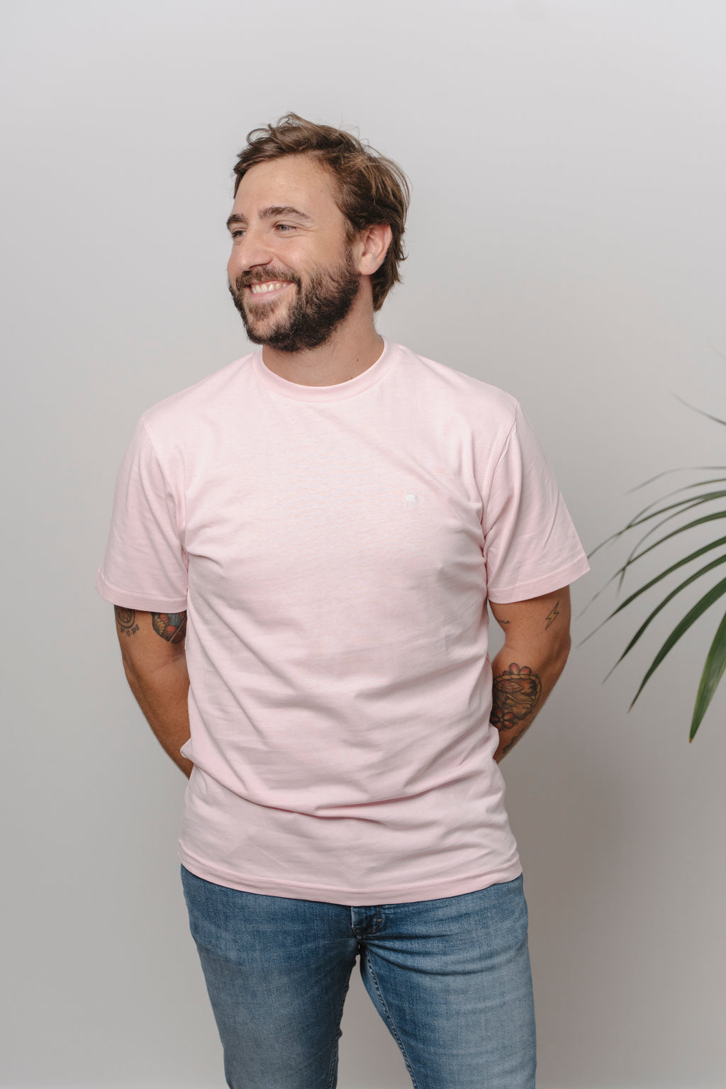 CAMISETA ROSA CON CUELLO REDONDO Y BORDADO MEDUSA