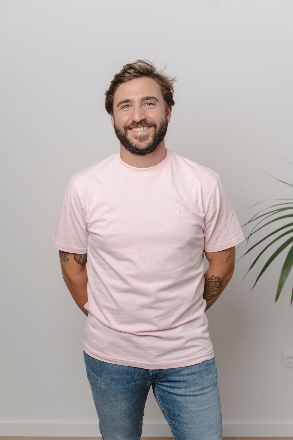 CAMISETA ROSA CON CUELLO REDONDO Y BORDADO MEDUSA