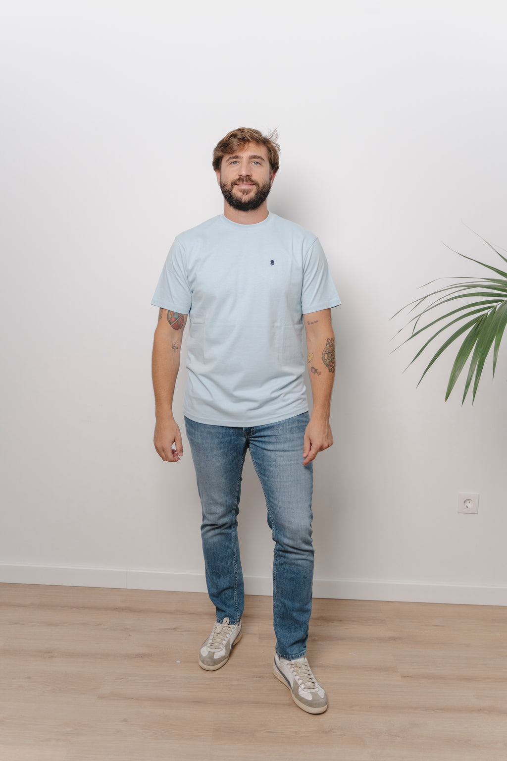 CAMISETA CELESTE CON CUELLO REDONDO Y BORDADO MEDUSA