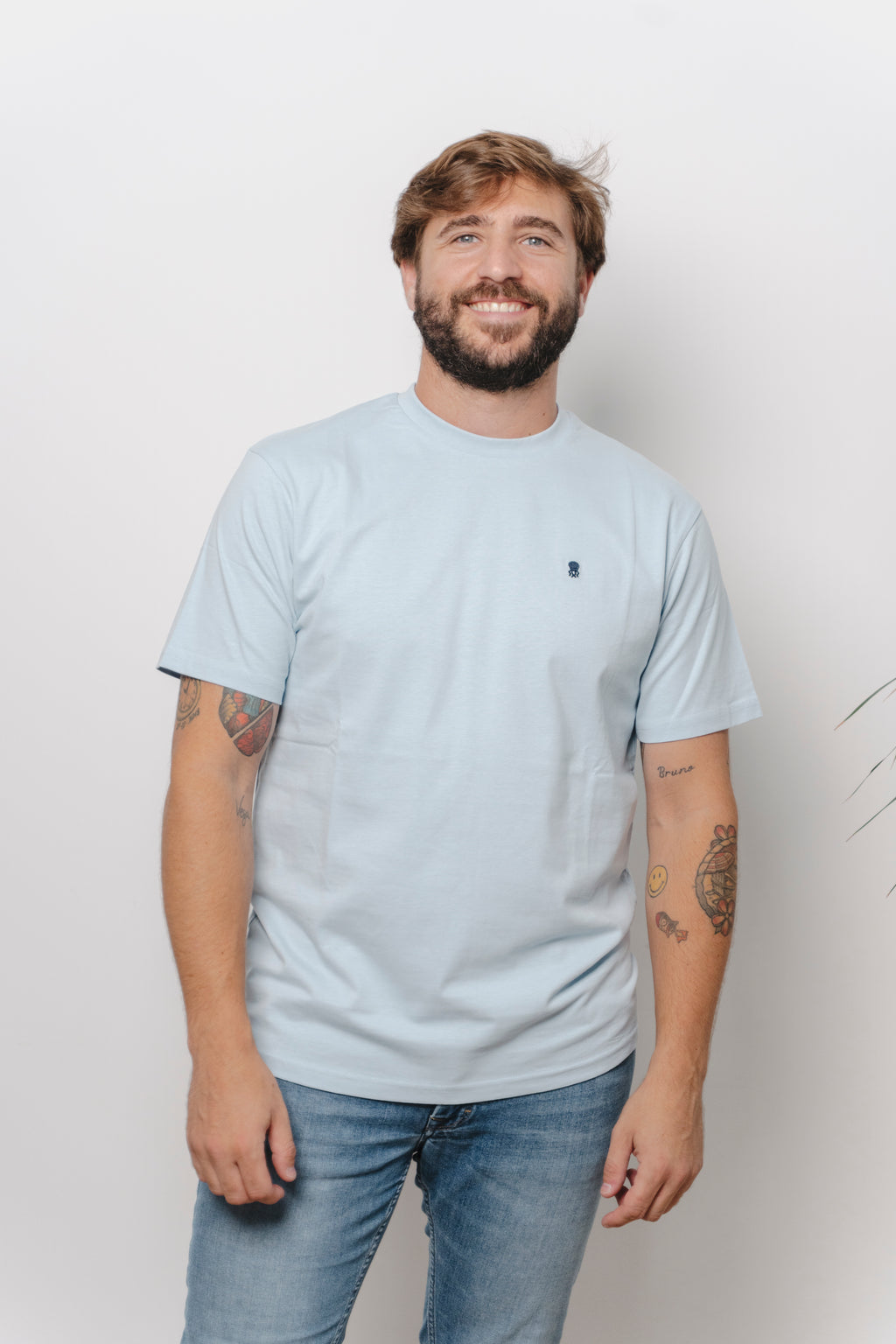 CAMISETA CELESTE CON CUELLO REDONDO Y BORDADO MEDUSA