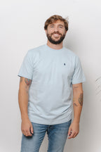 CAMISETA CELESTE CON CUELLO REDONDO Y BORDADO MEDUSA