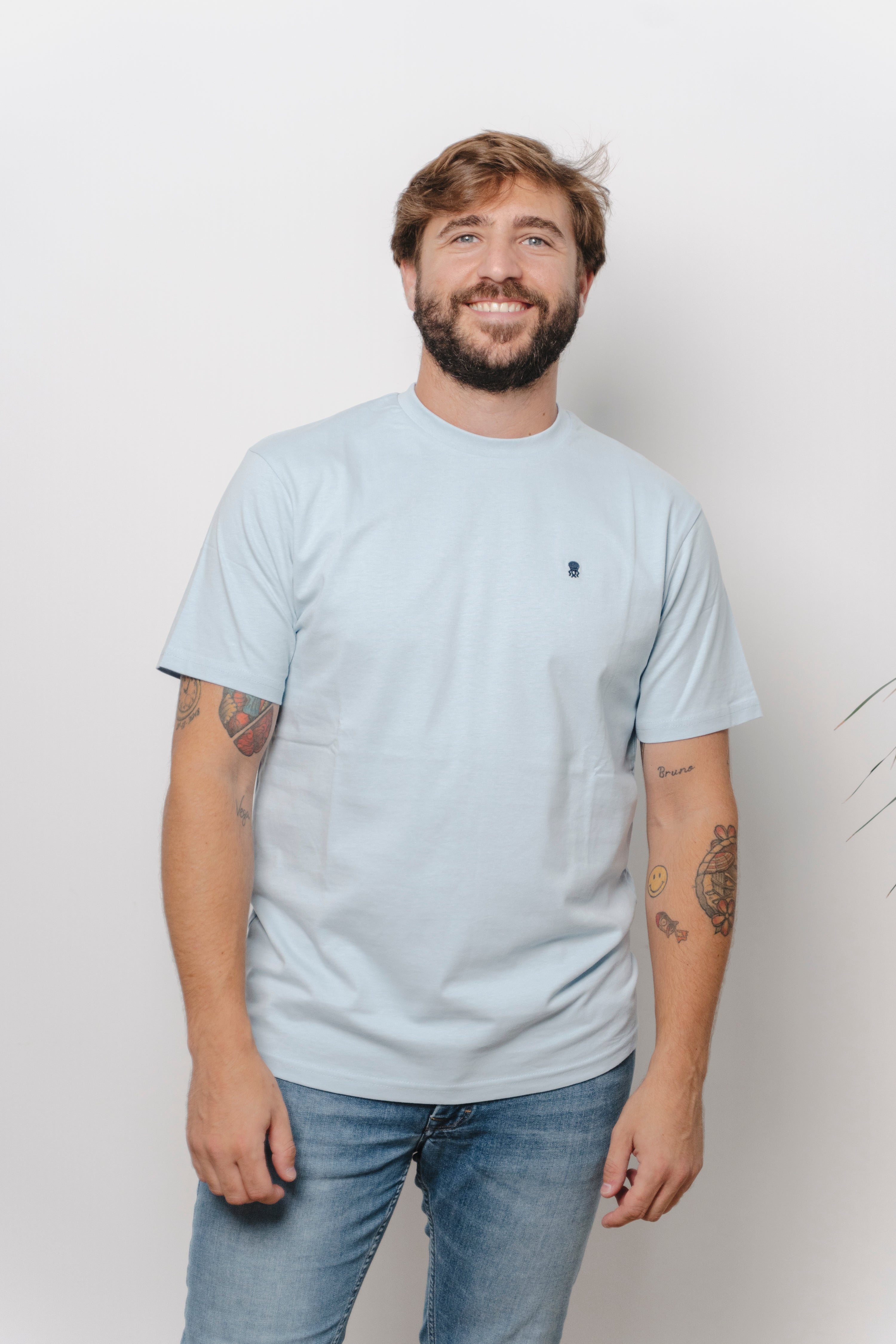 CAMISETA CELESTE CON CUELLO REDONDO Y BORDADO MEDUSA