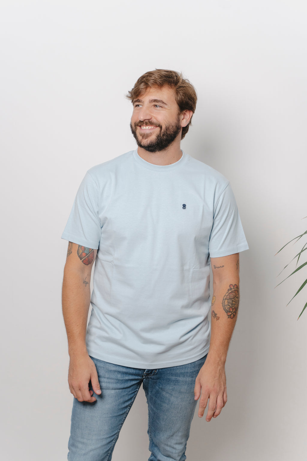 CAMISETA CELESTE CON CUELLO REDONDO Y BORDADO MEDUSA