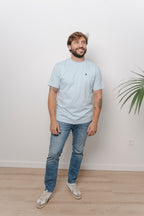 CAMISETA CELESTE CON CUELLO REDONDO Y BORDADO MEDUSA