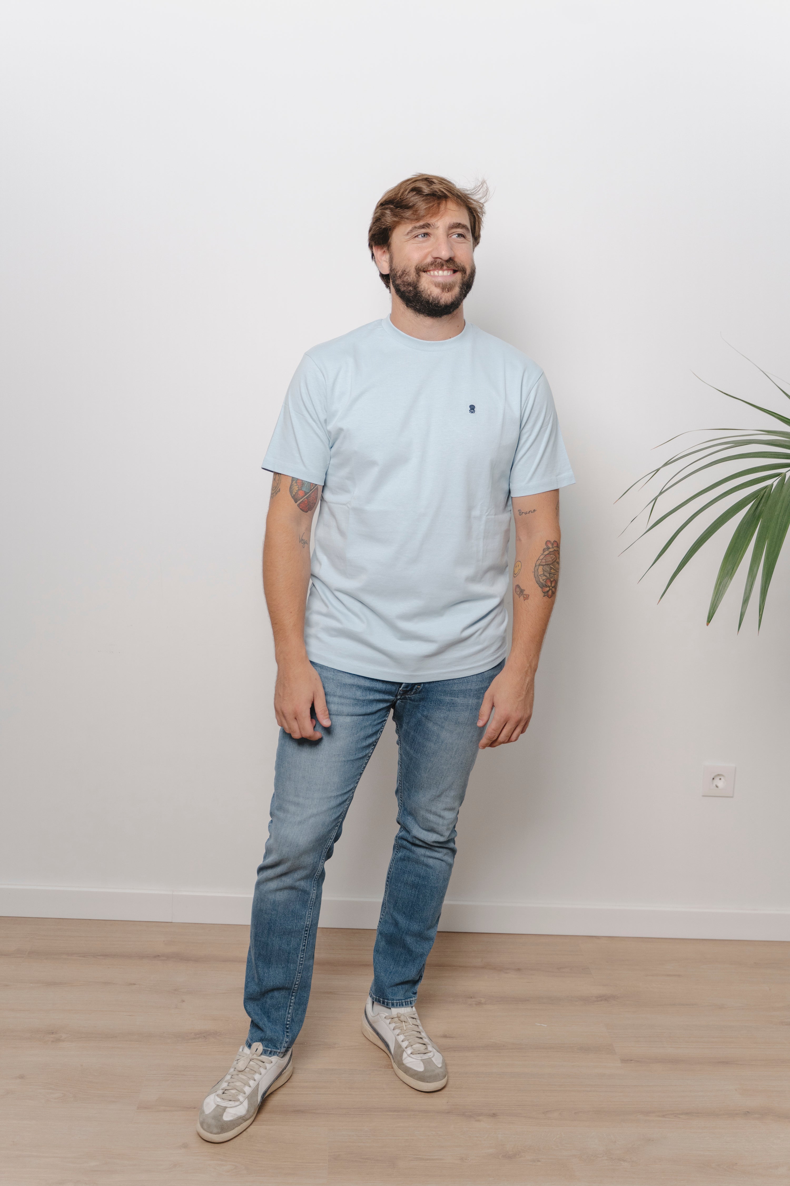 CAMISETA CELESTE CON CUELLO REDONDO Y BORDADO MEDUSA