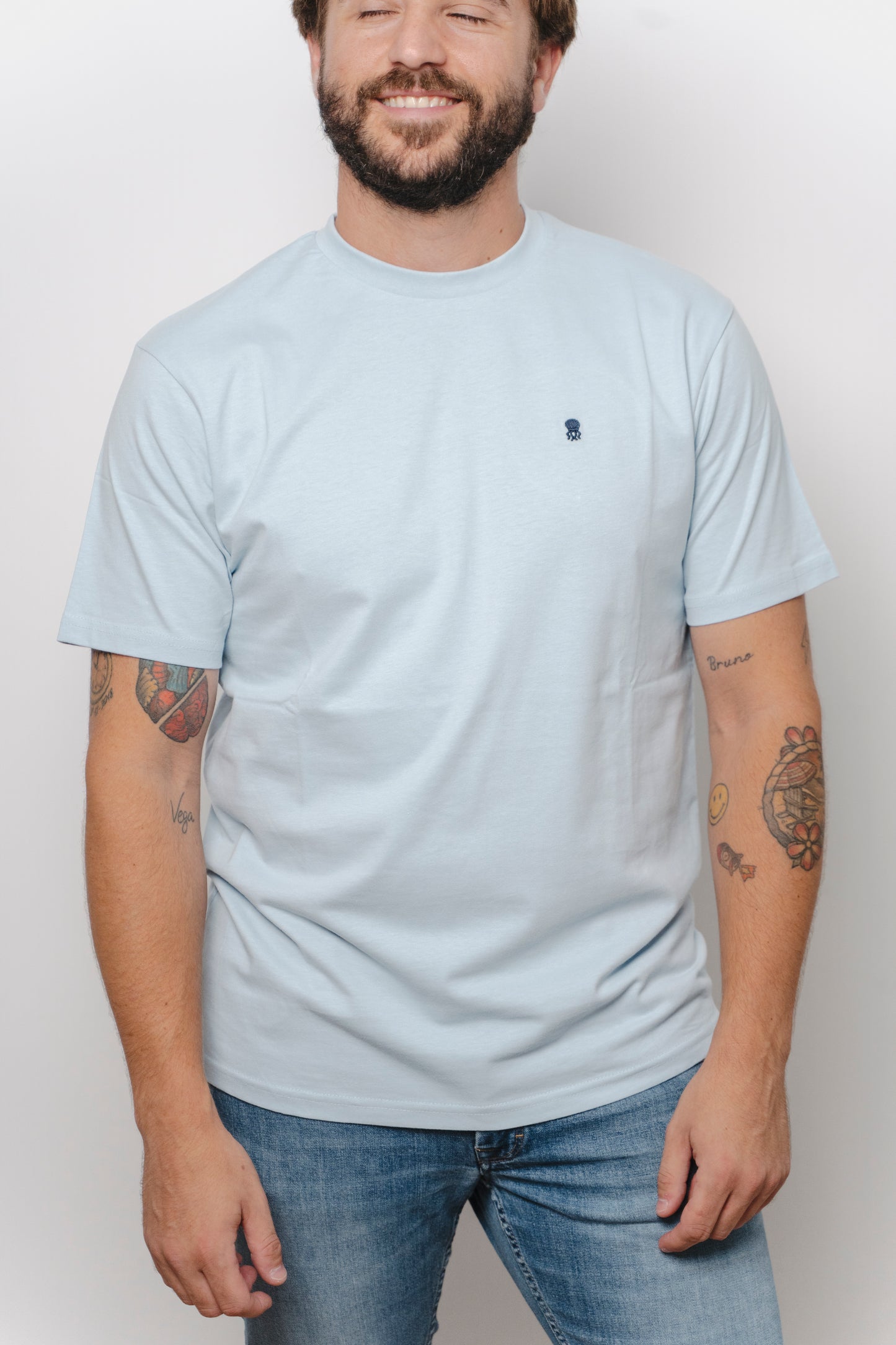 CAMISETA CELESTE CON CUELLO REDONDO Y BORDADO MEDUSA