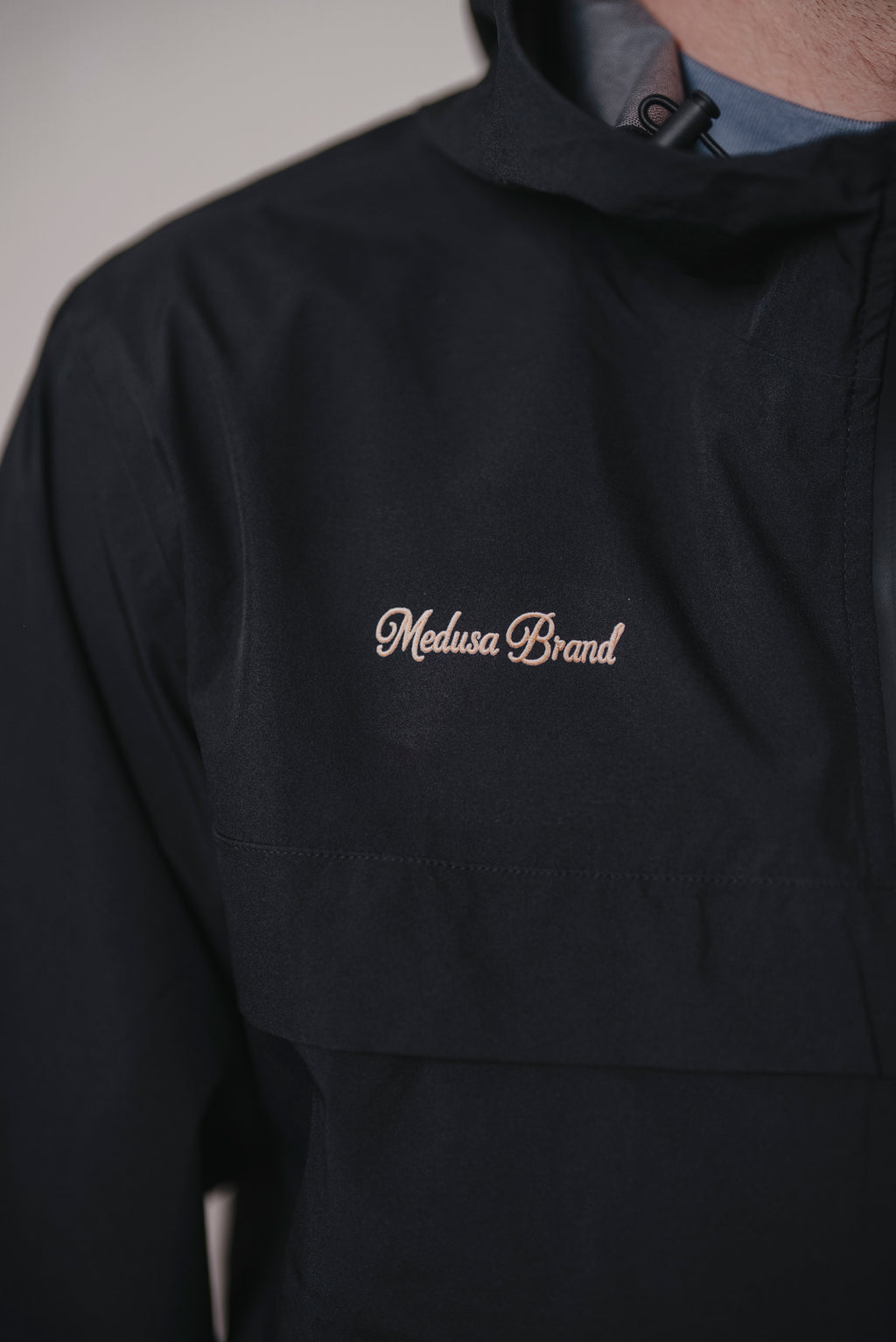 CHAQUETA CORTAVIENTOS IMPERMEABLE NEGRO