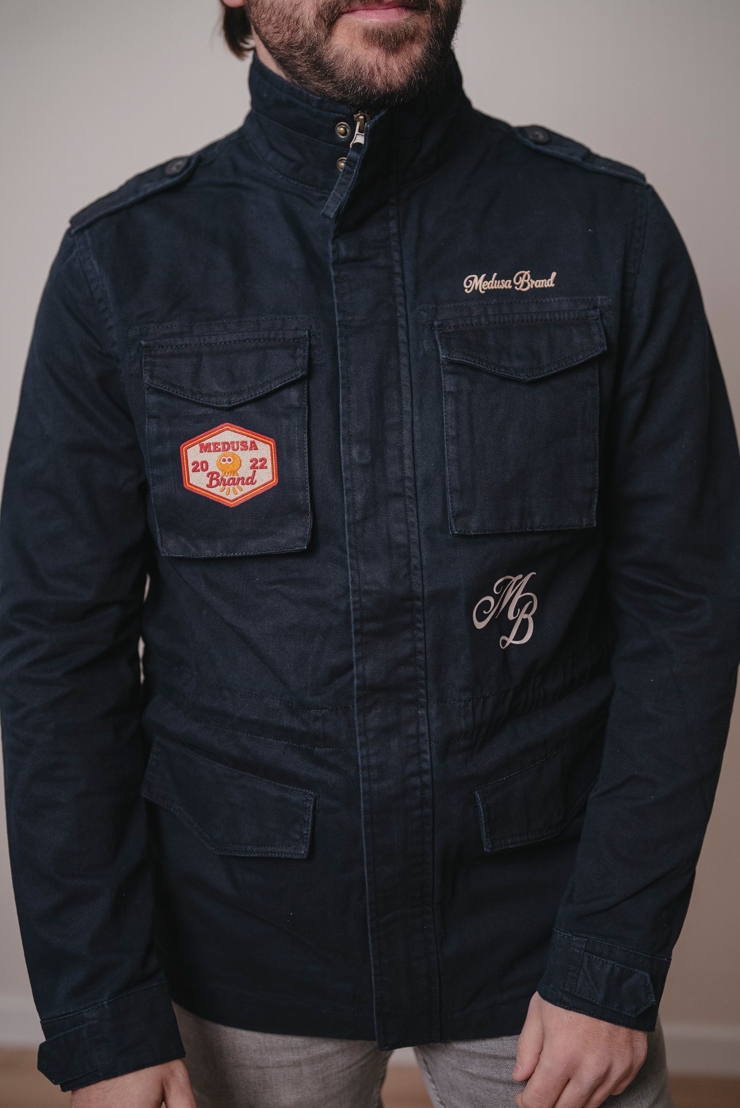 CHAQUETA SAHARIANA NEGRA