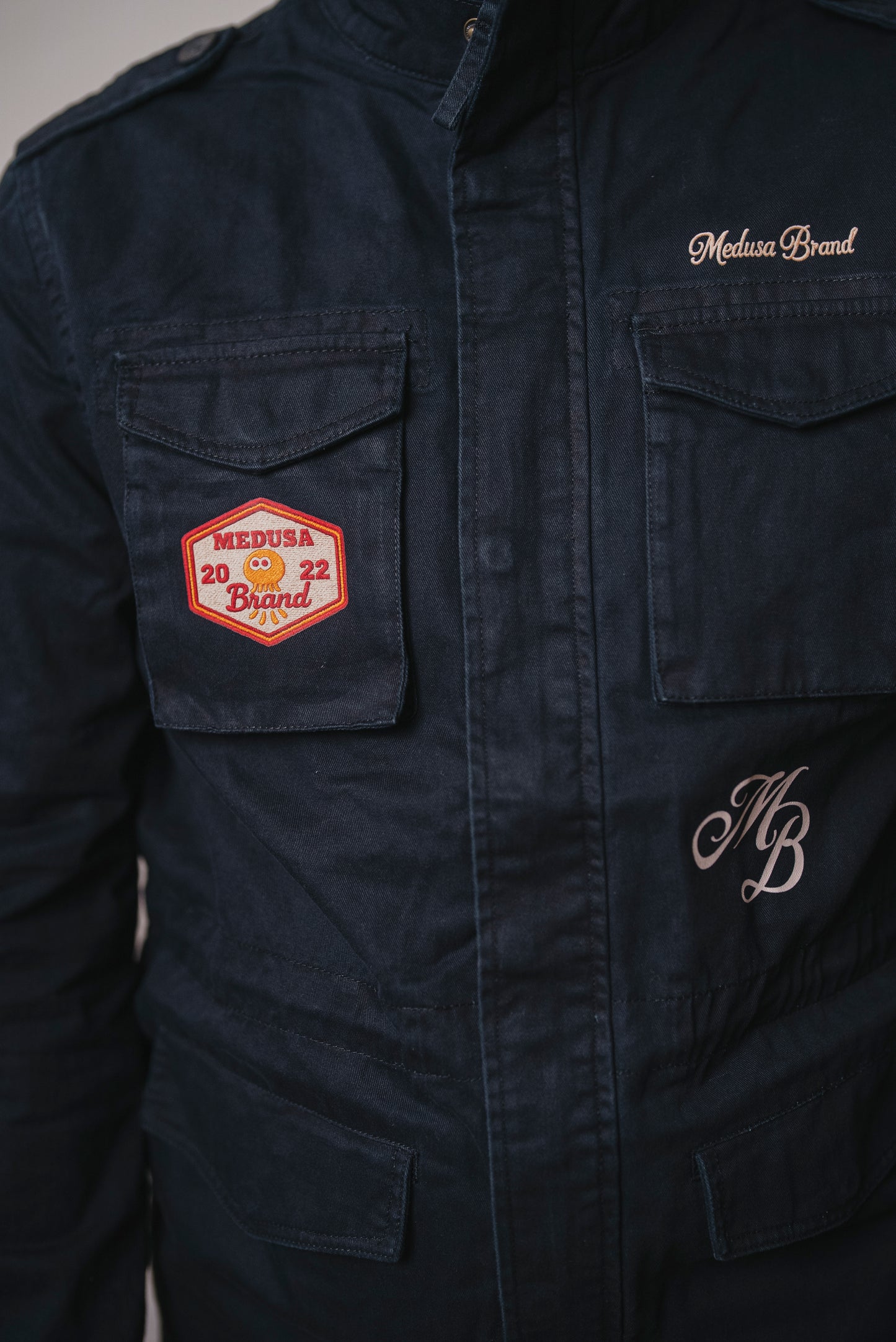 CHAQUETA SAHARIANA NEGRA