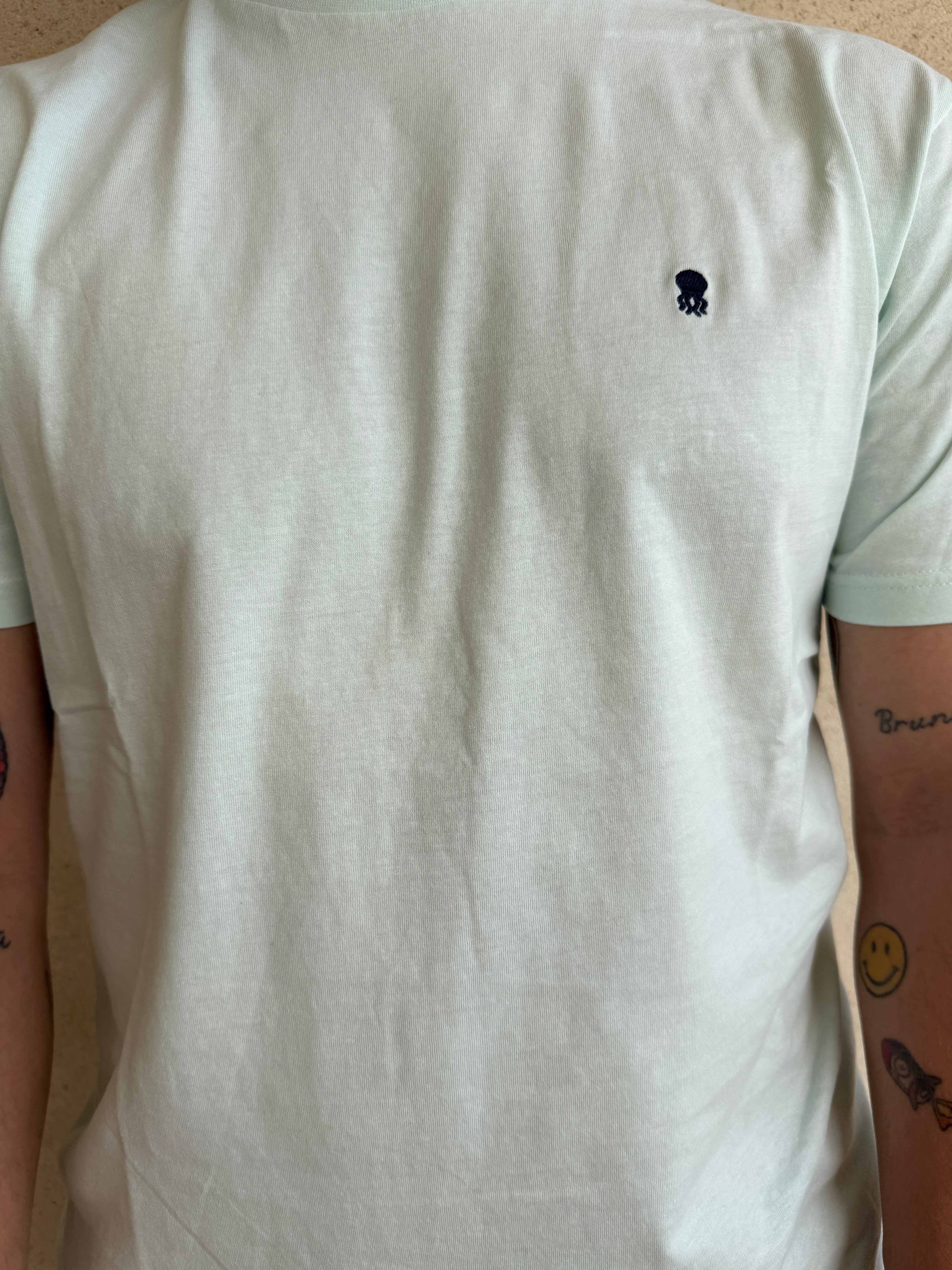 CAMISETA AGUA MARINA CON CUELLO REDONDO Y BORDADO MEDUSA