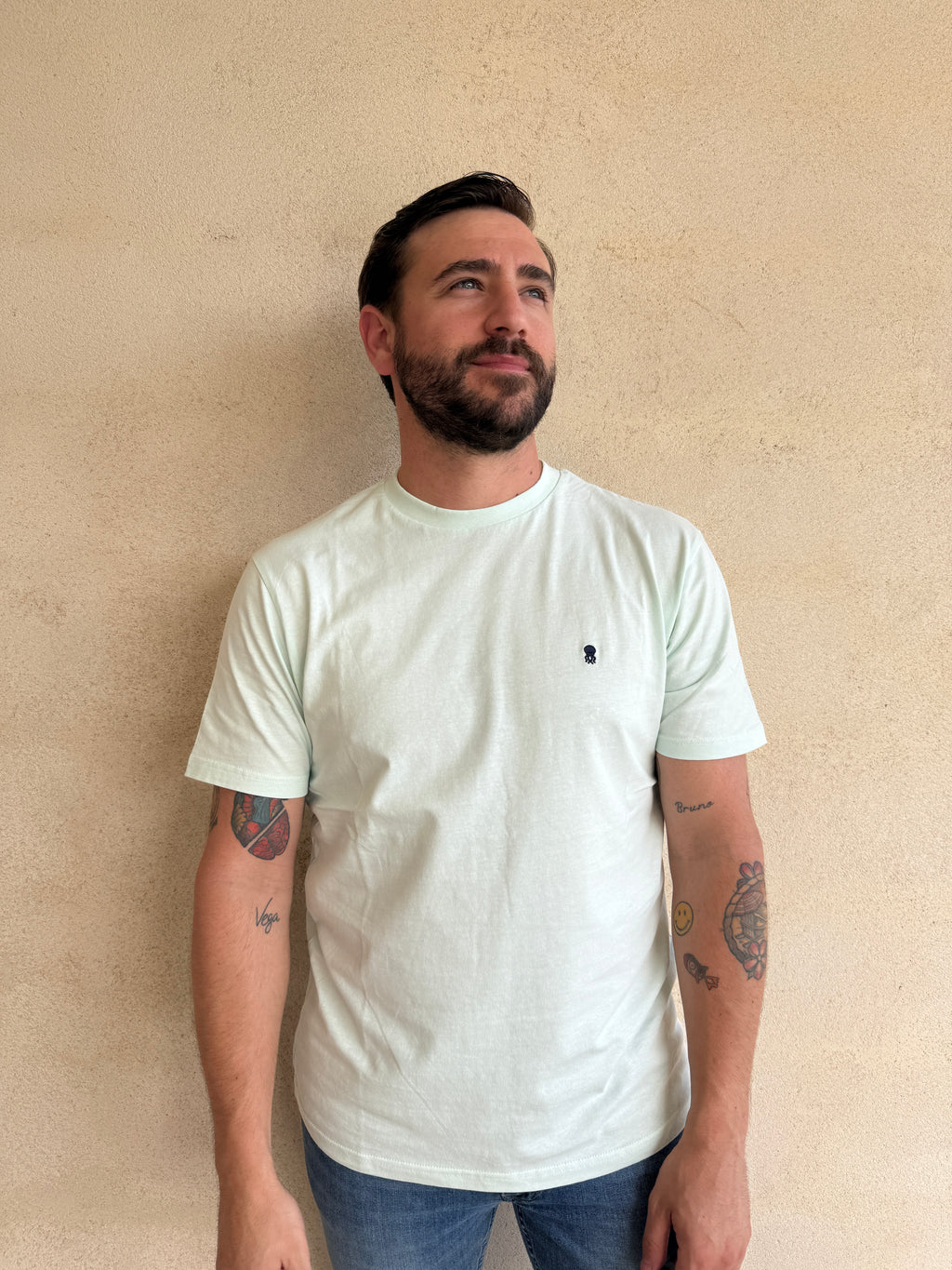 CAMISETA AGUA MARINA CON CUELLO REDONDO Y BORDADO MEDUSA