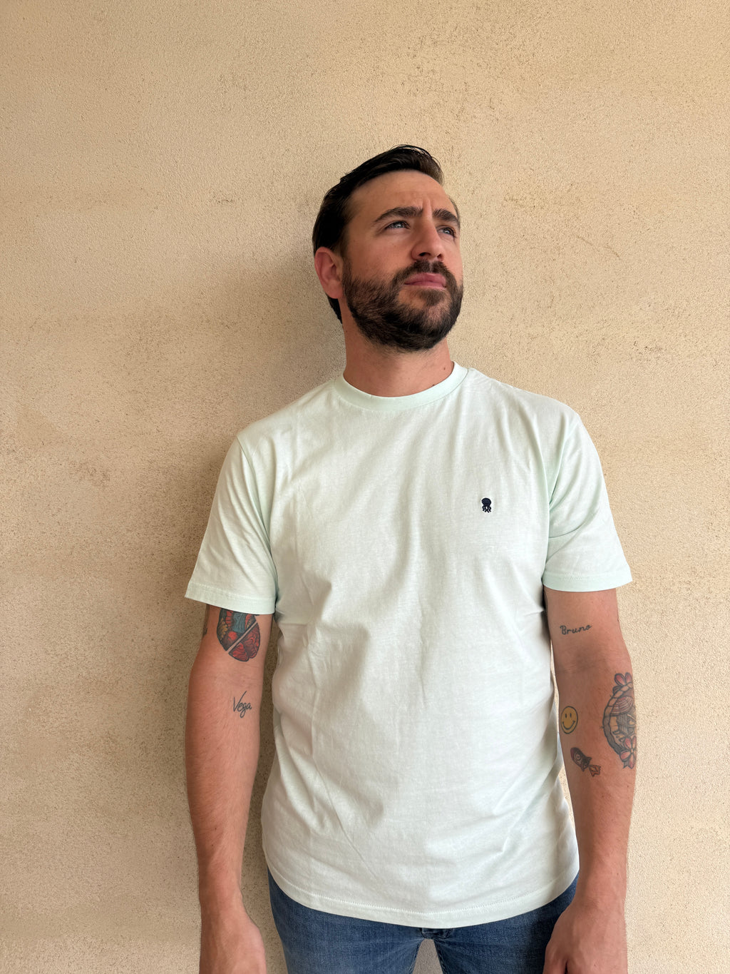 CAMISETA AGUA MARINA CON CUELLO REDONDO Y BORDADO MEDUSA