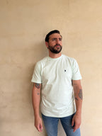 CAMISETA AGUA MARINA CON CUELLO REDONDO Y BORDADO MEDUSA