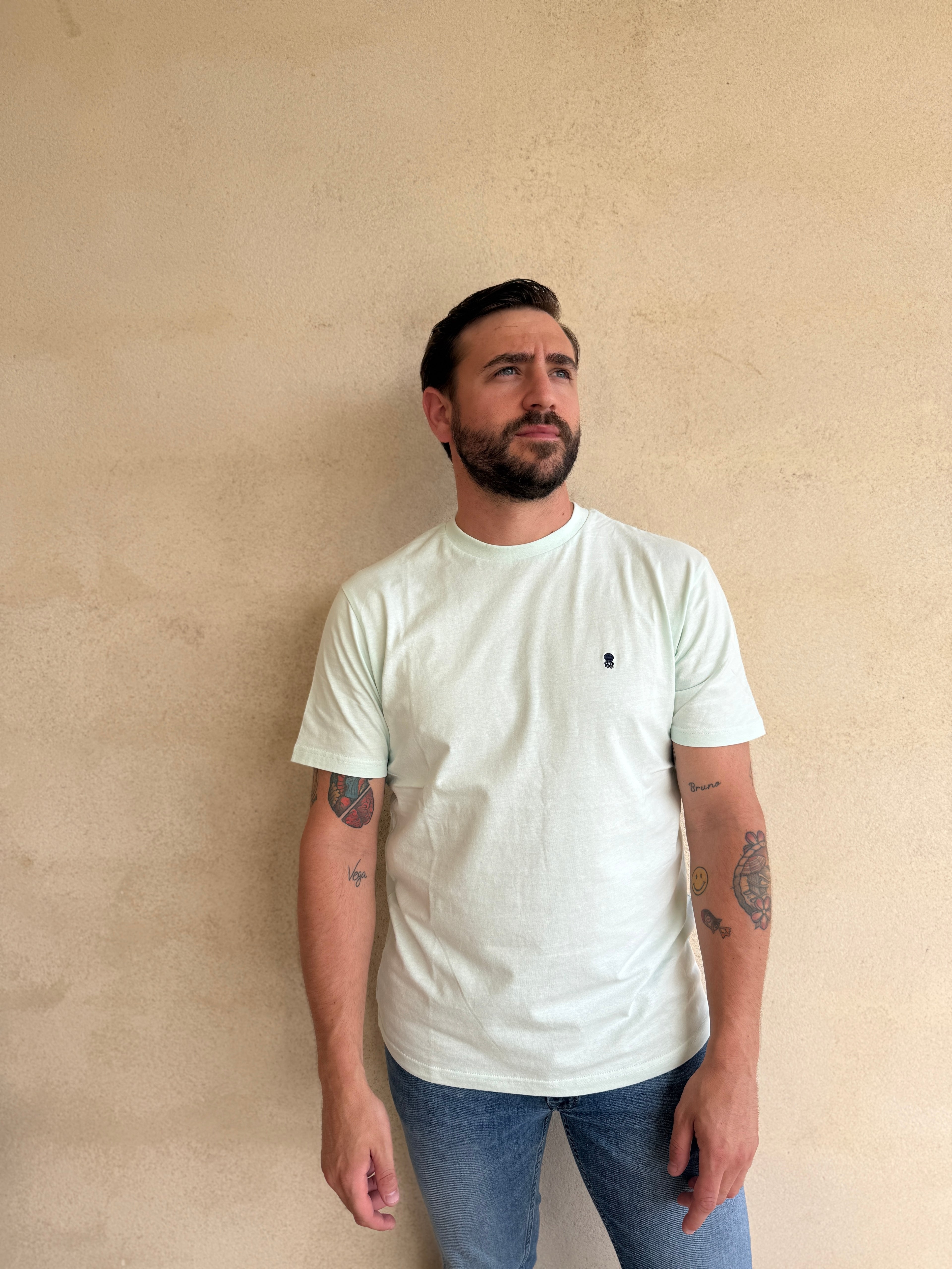 CAMISETA AGUA MARINA CON CUELLO REDONDO Y BORDADO MEDUSA