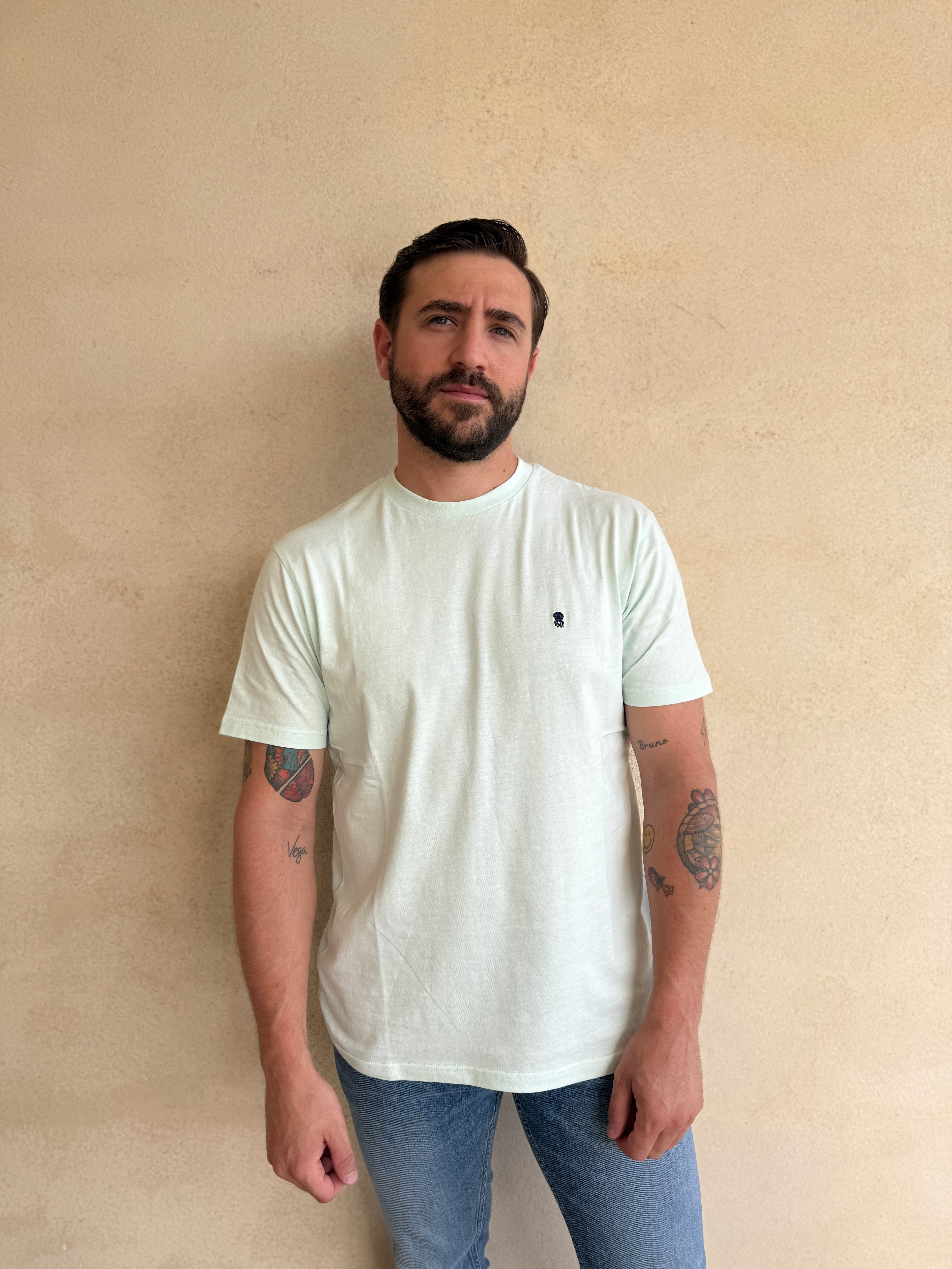 CAMISETA AGUA MARINA CON CUELLO REDONDO Y BORDADO MEDUSA