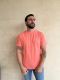 CAMISETA CORAL CON CUELLO REDONDO Y BORDADO MEDUSA