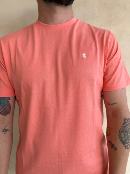 CAMISETA CORAL CON CUELLO REDONDO Y BORDADO MEDUSA