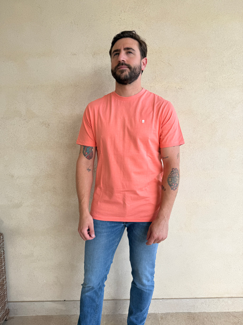 CAMISETA CORAL CON CUELLO REDONDO Y BORDADO MEDUSA