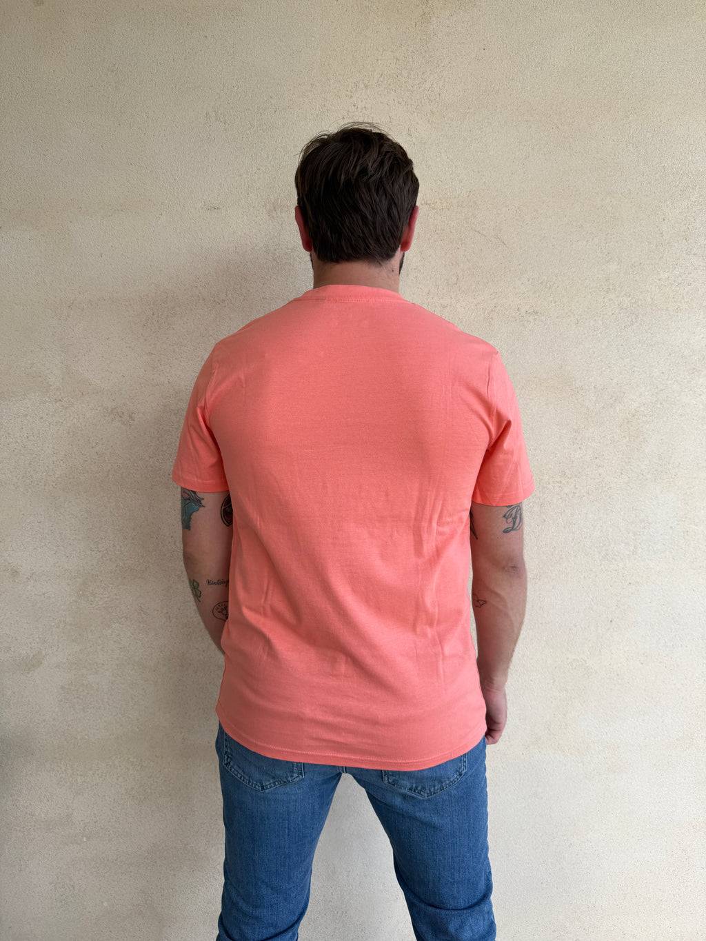 CAMISETA CORAL CON CUELLO REDONDO Y BORDADO MEDUSA